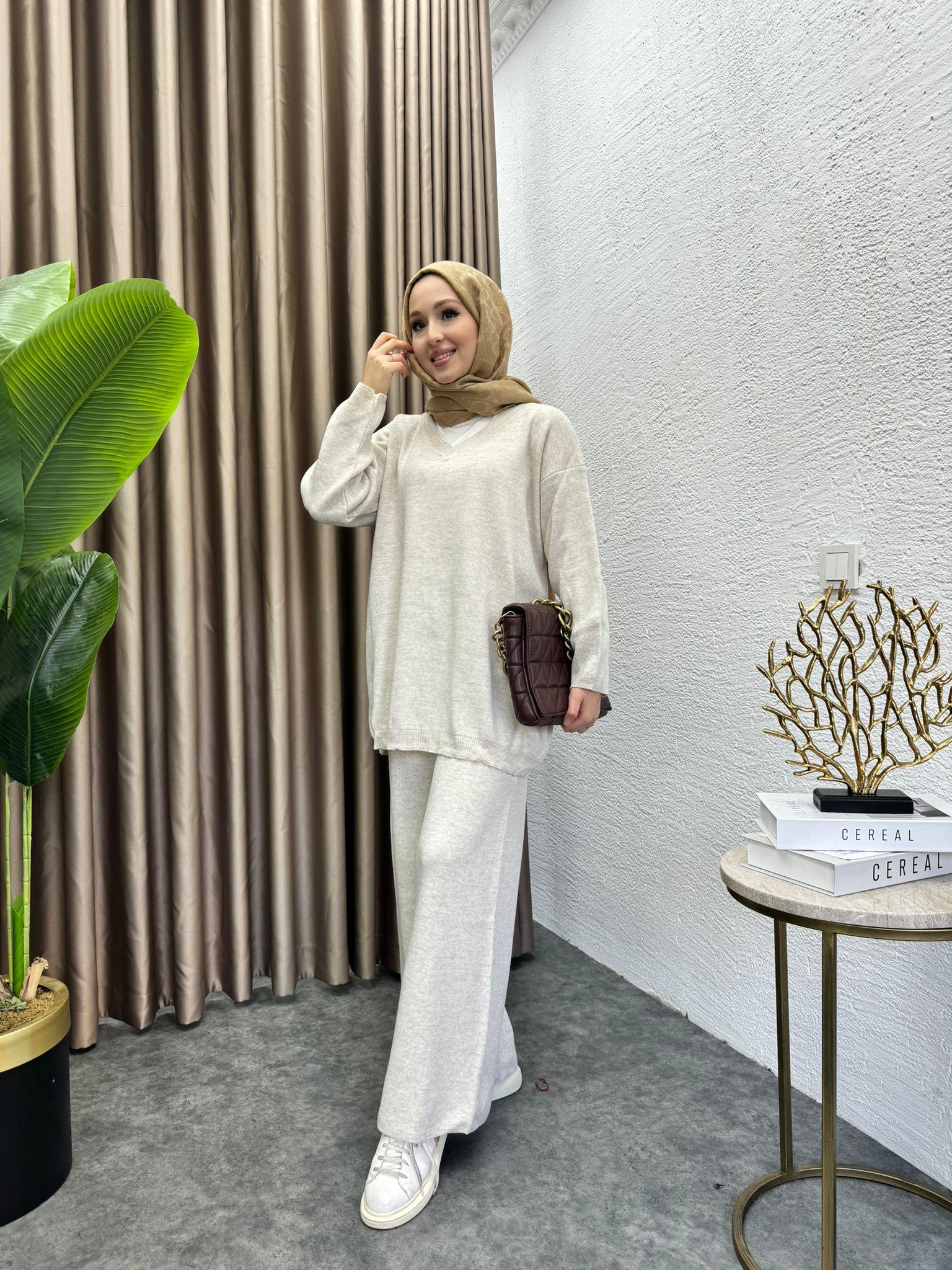 V-Neck Knit Set Beige