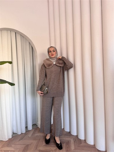 MEYSADESIGN TESETTÜR TRİKO Seyyar Kürk Yakalı Triko Takım Vizon