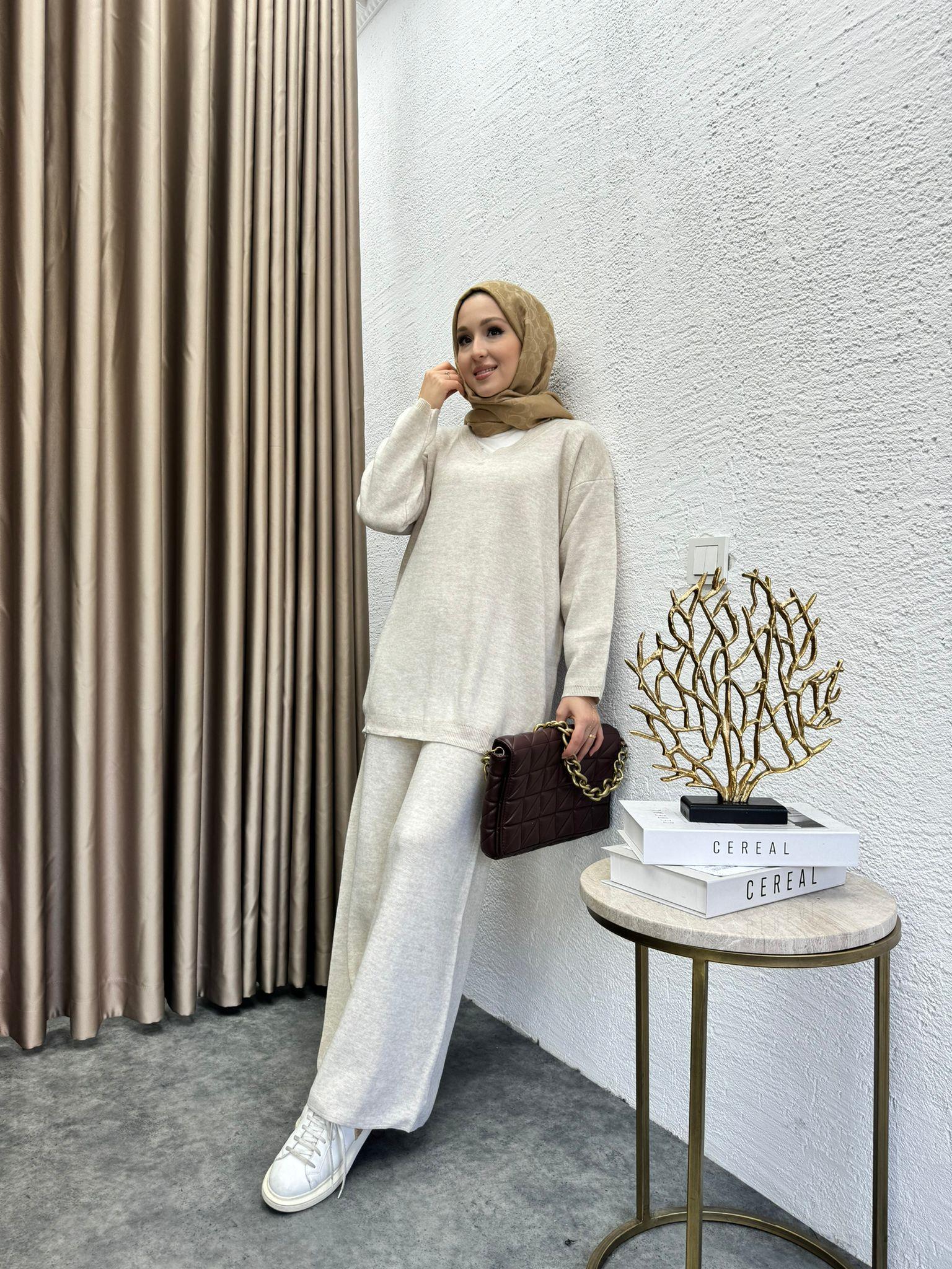 V-Neck Knit Set Beige