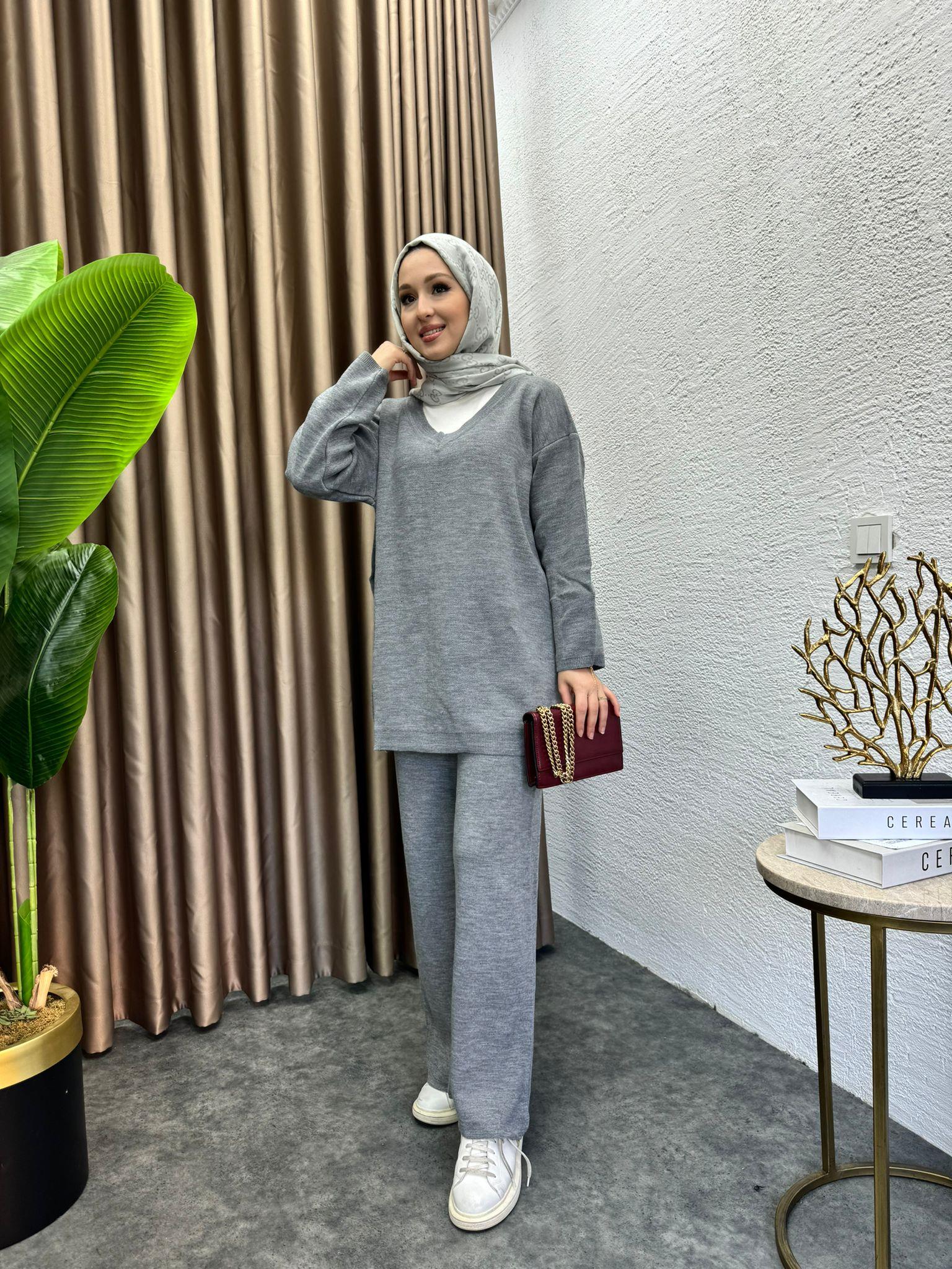 V-Neck Knit Set Grey