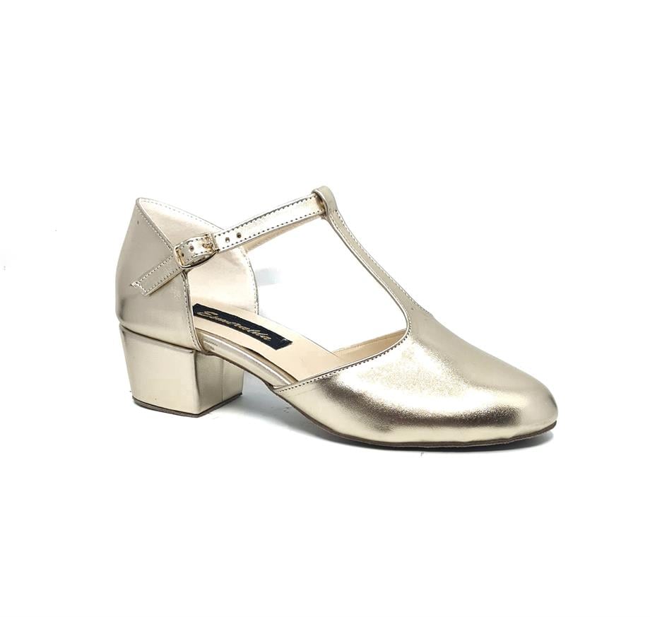 KARAKTER DANS AYAKKABISI