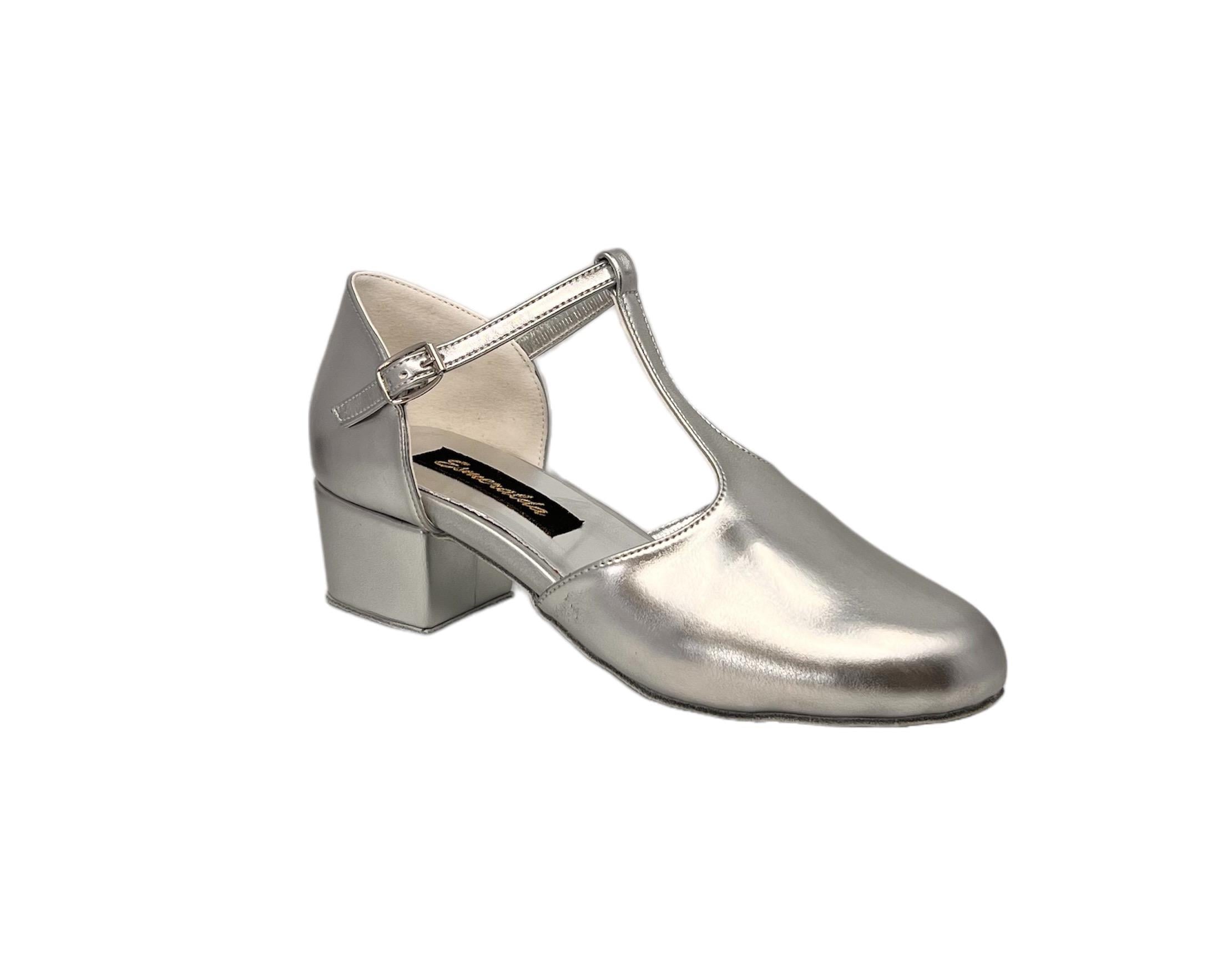 KARAKTER DANS AYAKKABISI