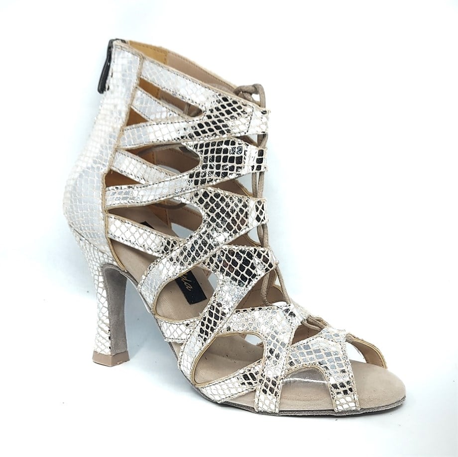 GUMUS KADIN DANS BOTU