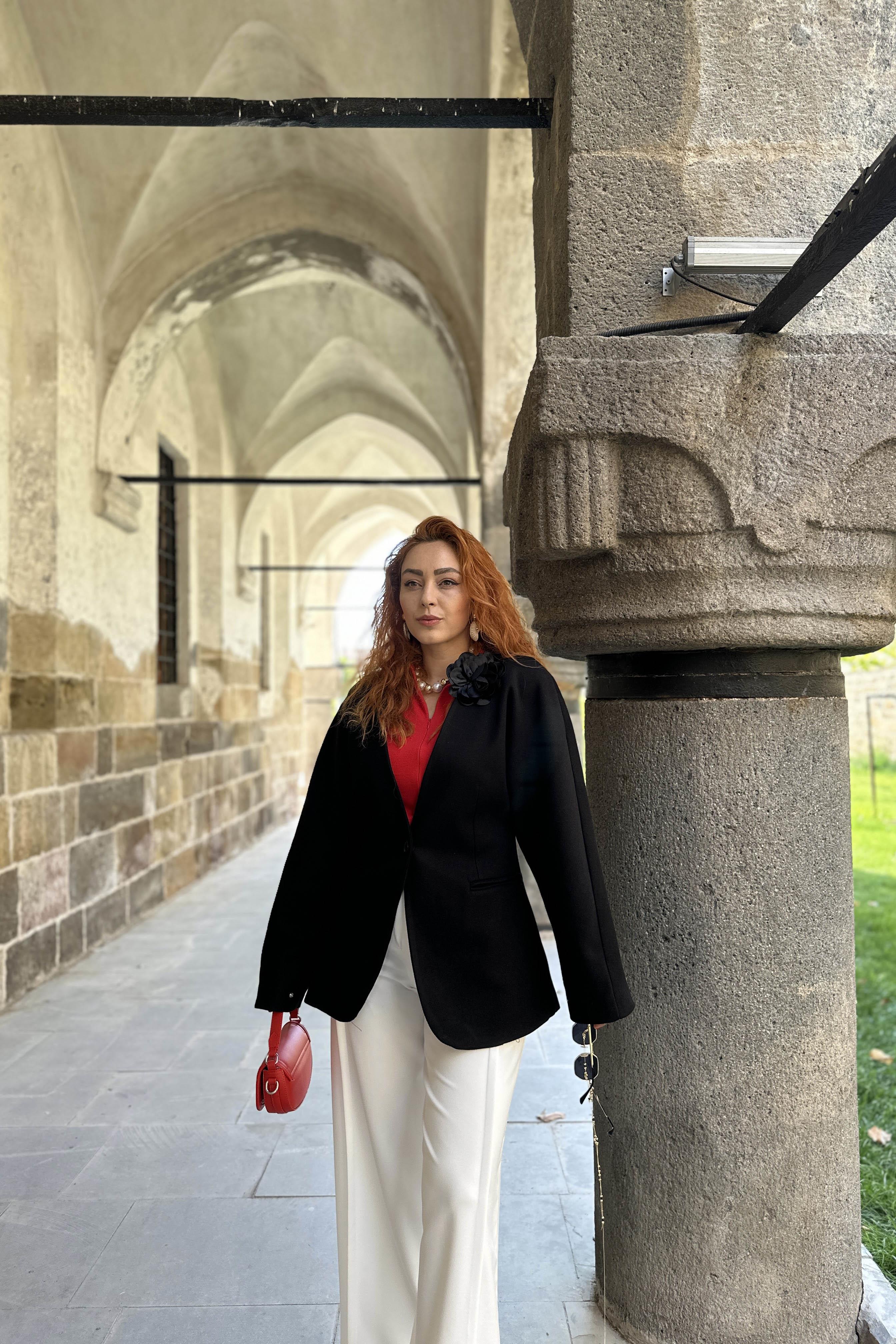 Siyah Gül Detaylı Blazer Ceket