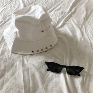 piercingli beyaz şapka