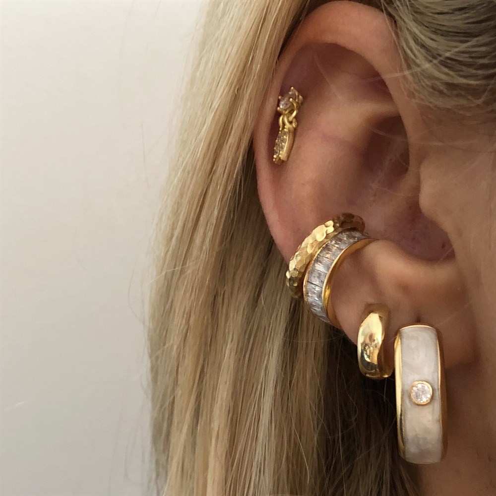 Beyaz mineli halka küpe