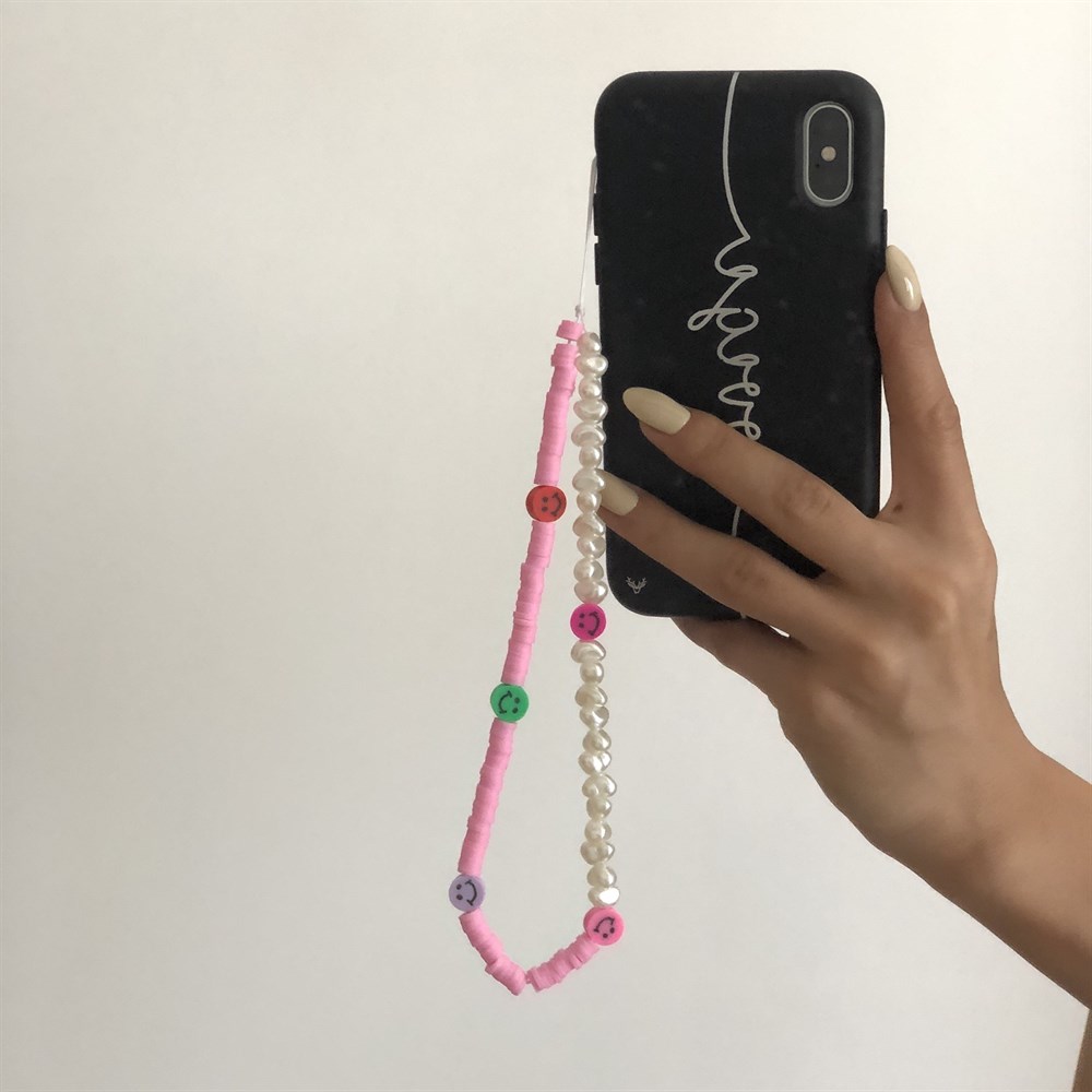 gülen yüz charmlı pembe telefon aksesuarı