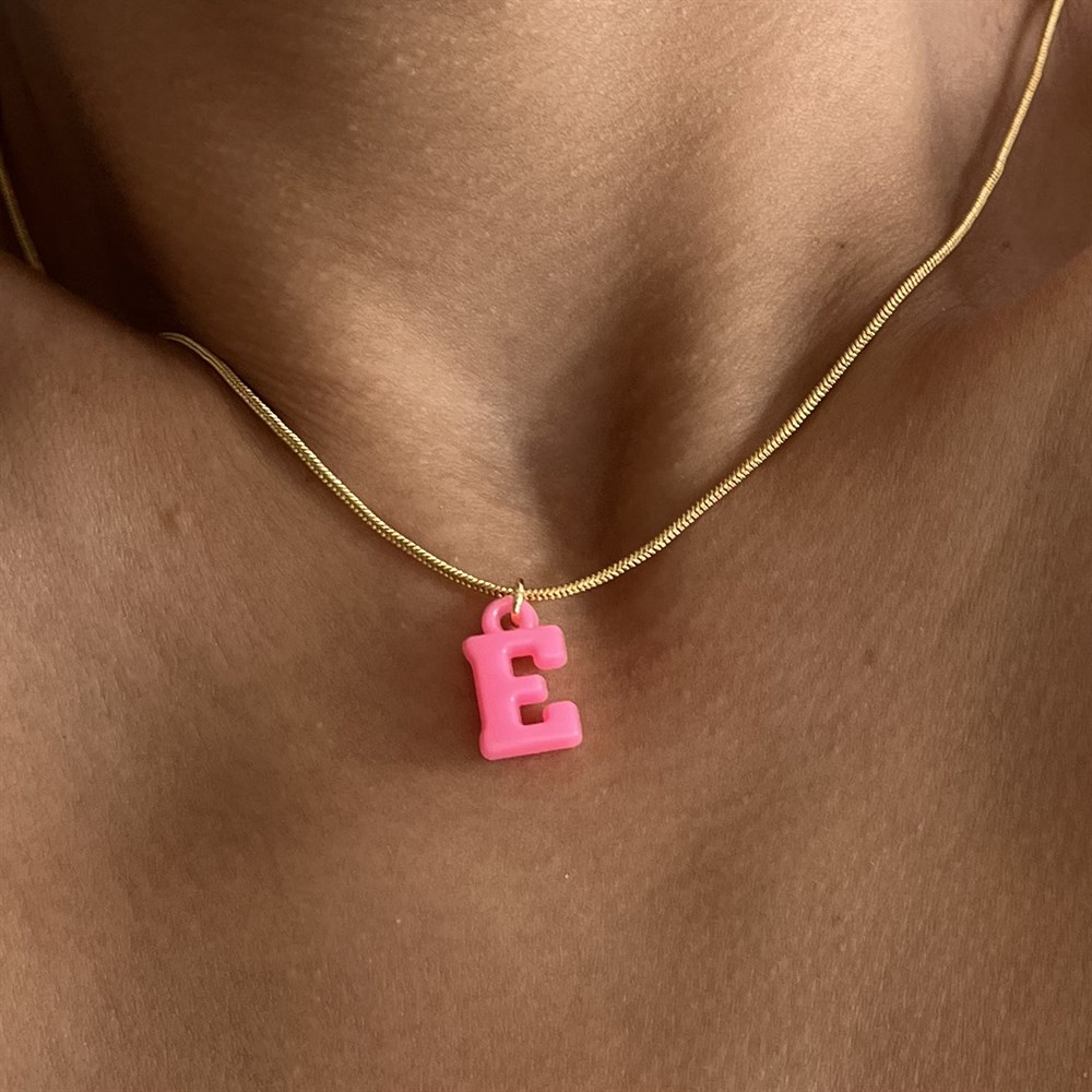 Pembe harf kolye