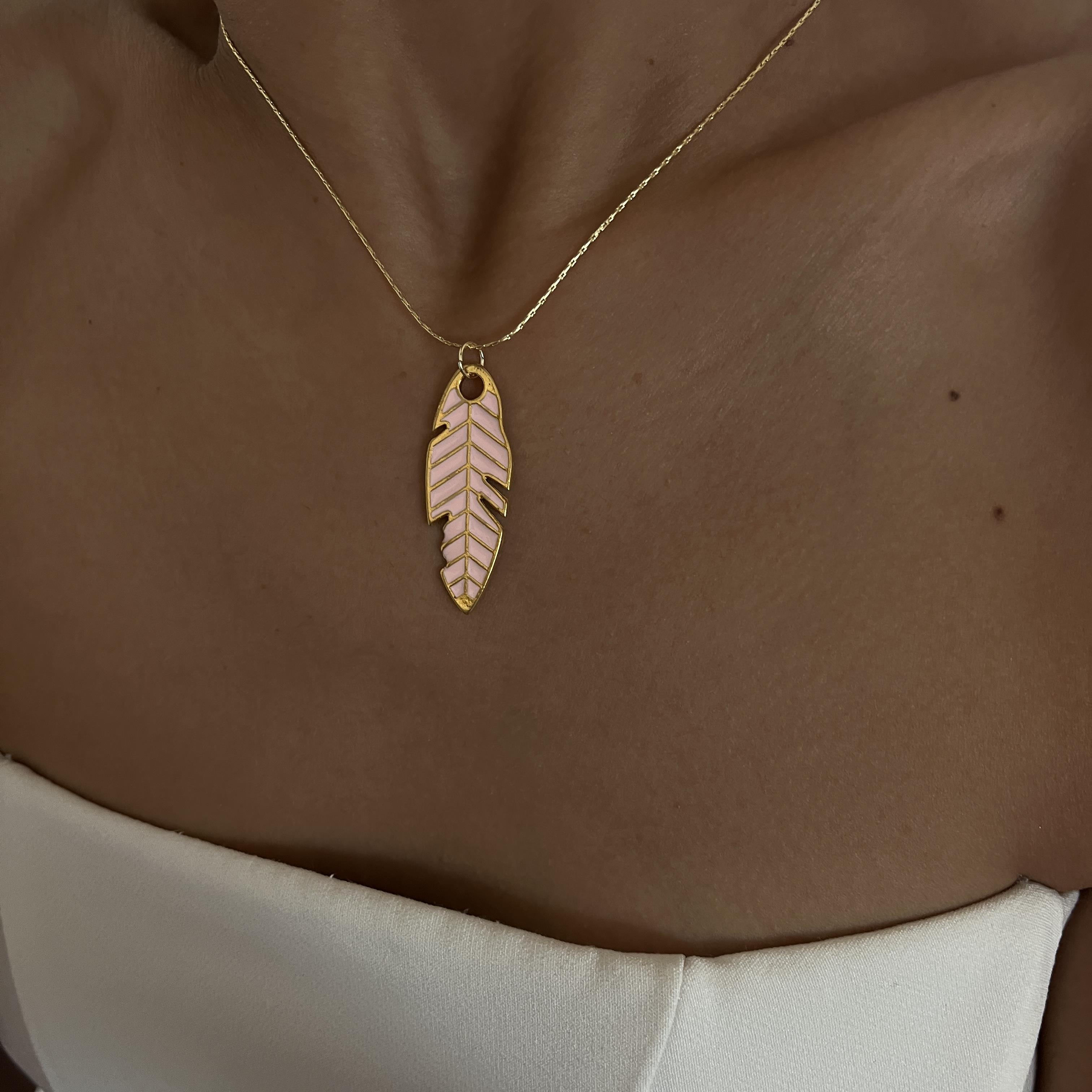 Pembe Yaprak Kolye