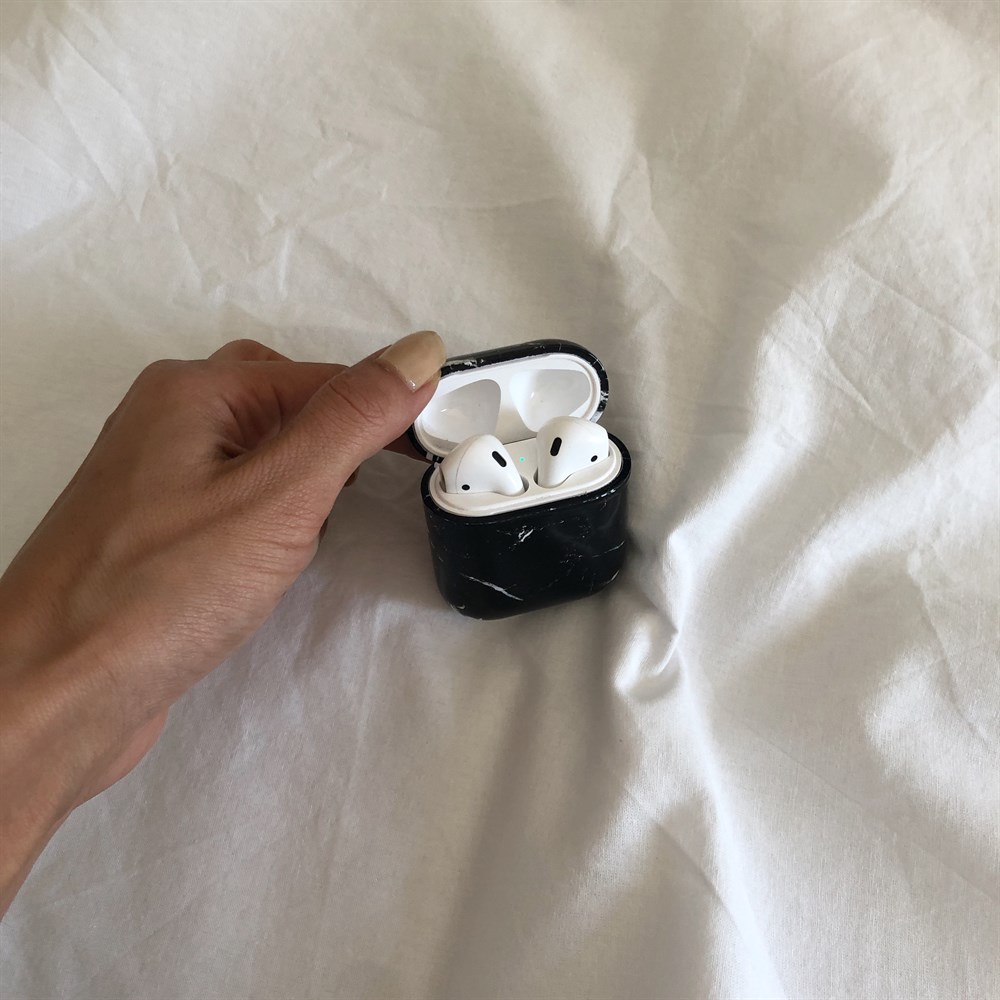 siyah mermer desenli AirPods kabı
