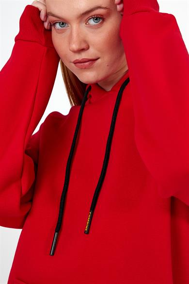 Kadın Kırmızı Standart Fit Normal Kesim İçi Polarlı Kapüşonlu Kanguru Cepli Pamuklu Sweatshirt