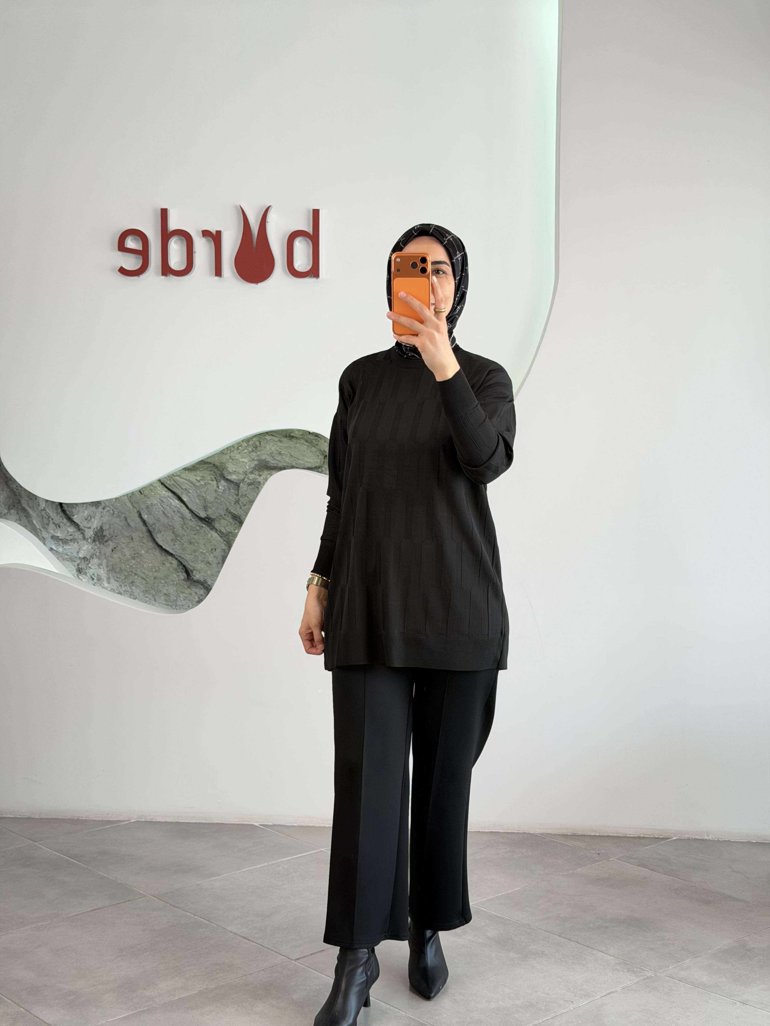  Siyah Renk Geometrik Desenli Merserize Tunik