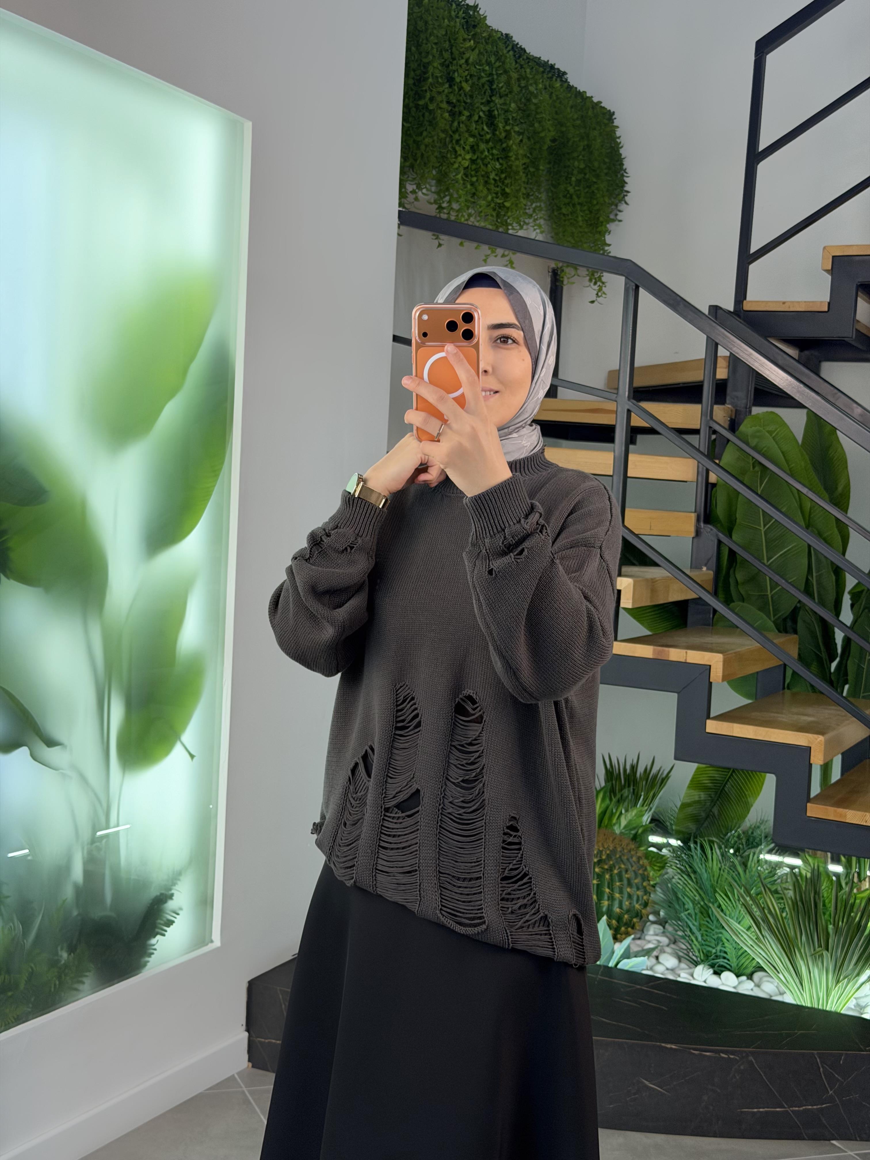 Antrasit Renk Sökük Detaylı Örme Kazak