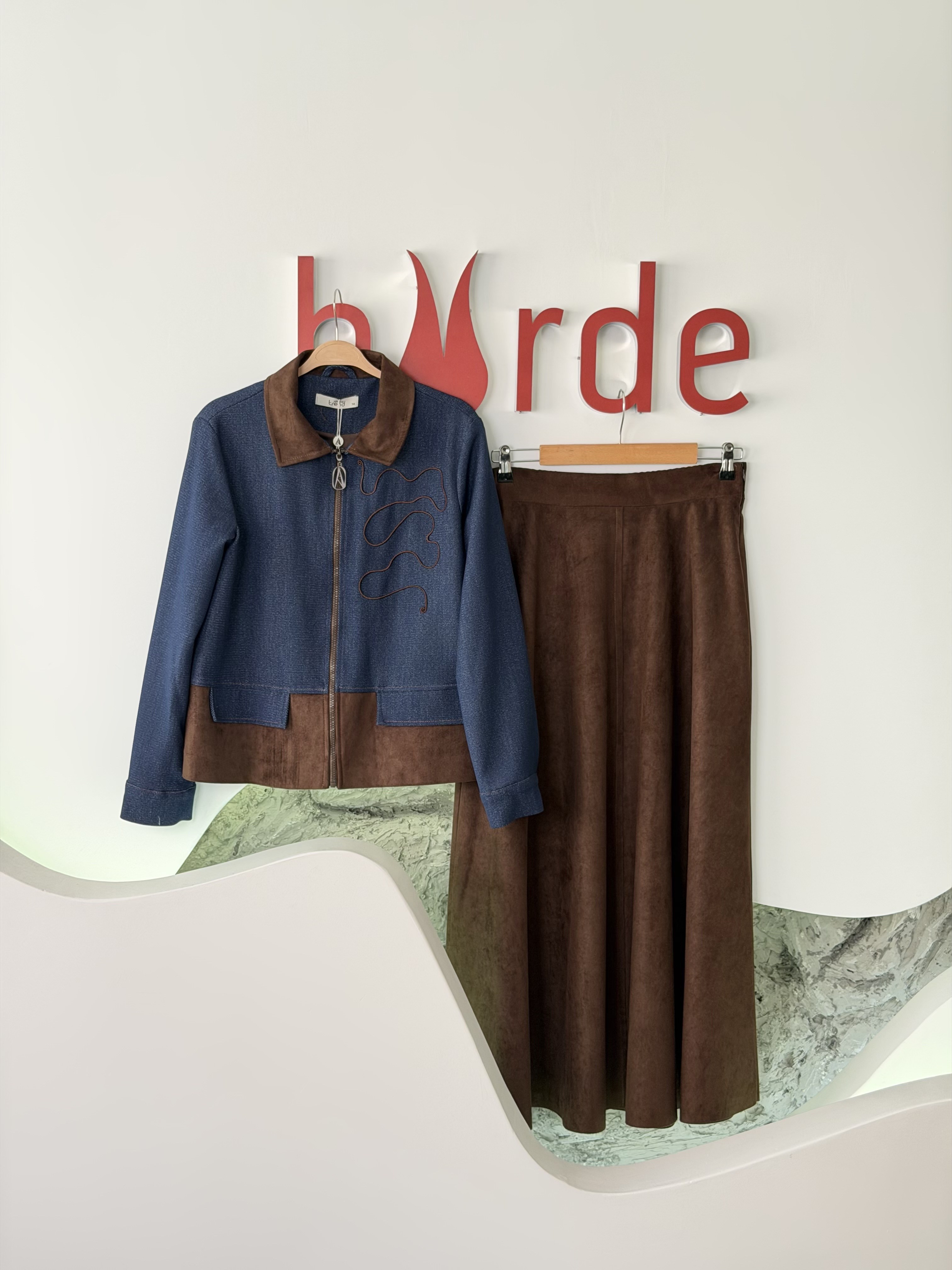 Armine Trend Denim Kumaş Garnili Süet Etekli Takım 26KT607 Lacivert