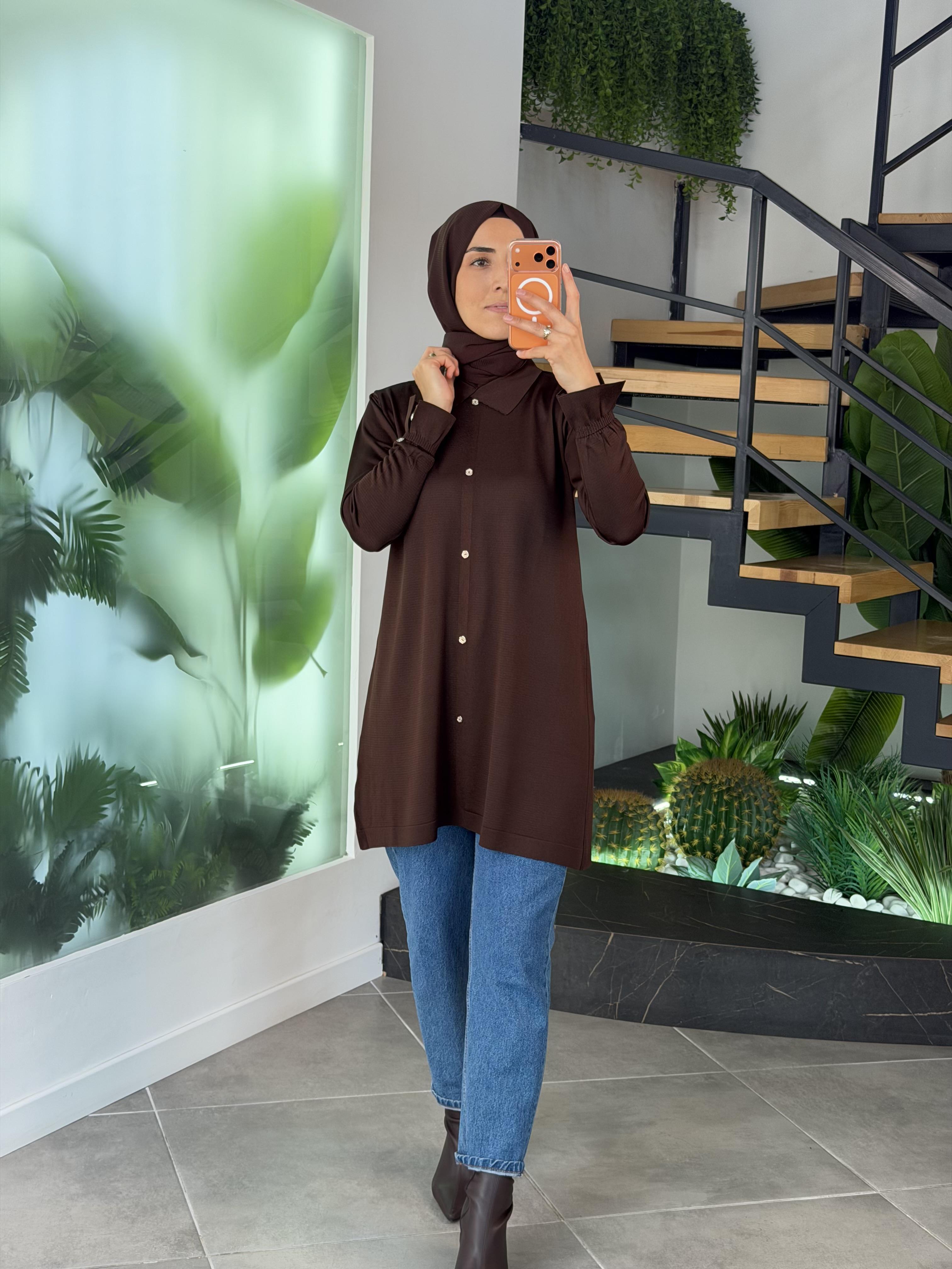 Armine Trend Yakalı Düğme Detaylı Merserize Tunik 25YTD4115 Kahverengi