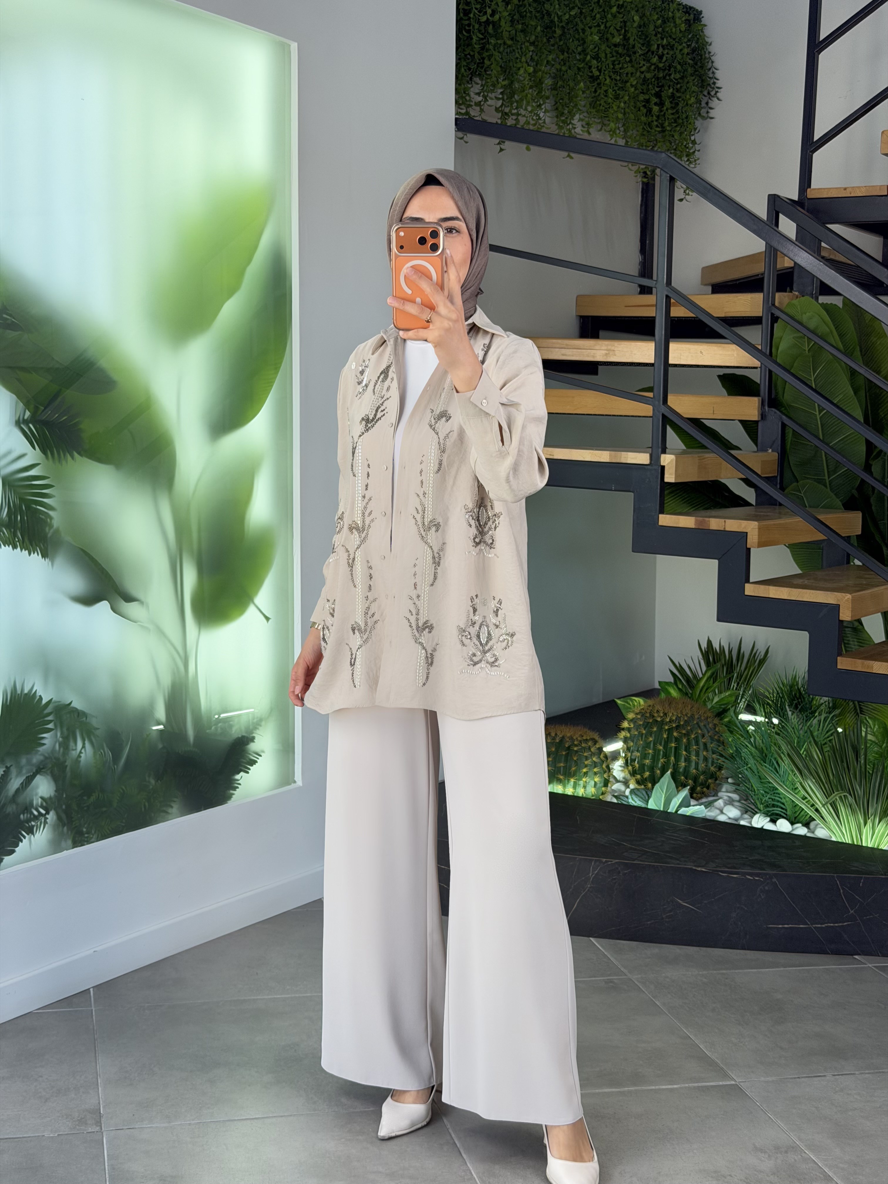 Bej Renk Boncuk İşlemeli Modal Gömlek