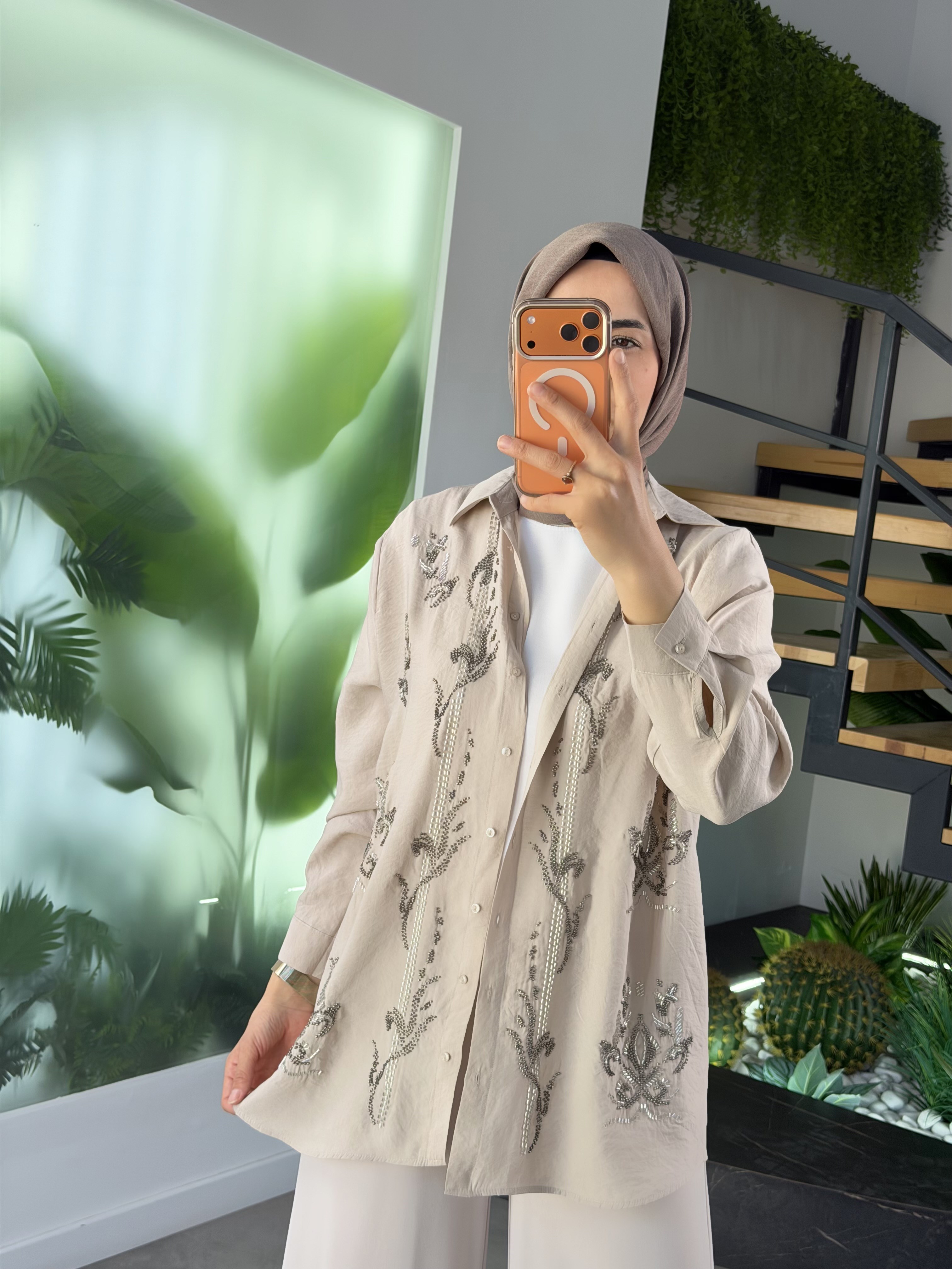 Bej Renk Boncuk İşlemeli Modal Gömlek