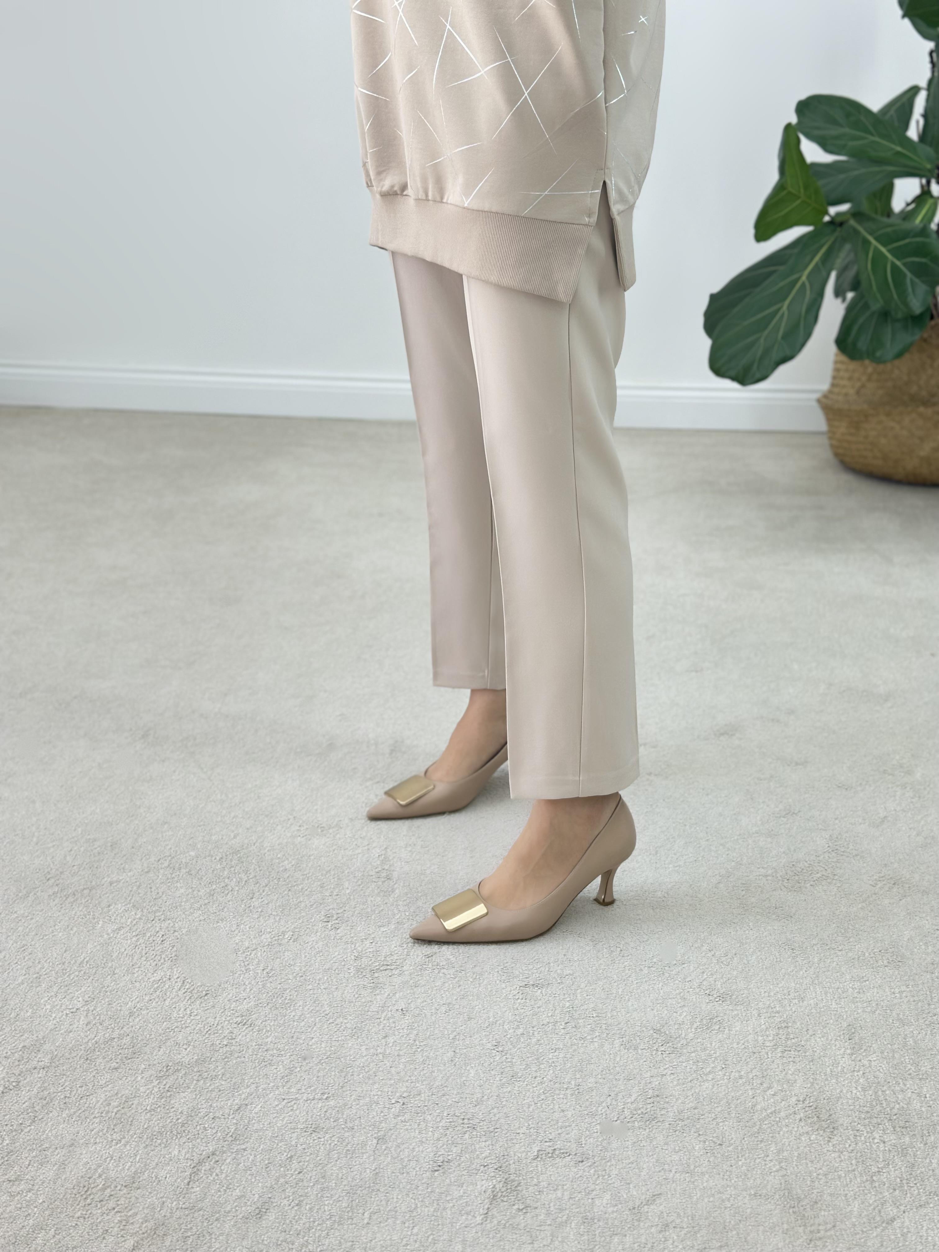 Beli Lastikli Bej Renk Dar Paça Pantolon