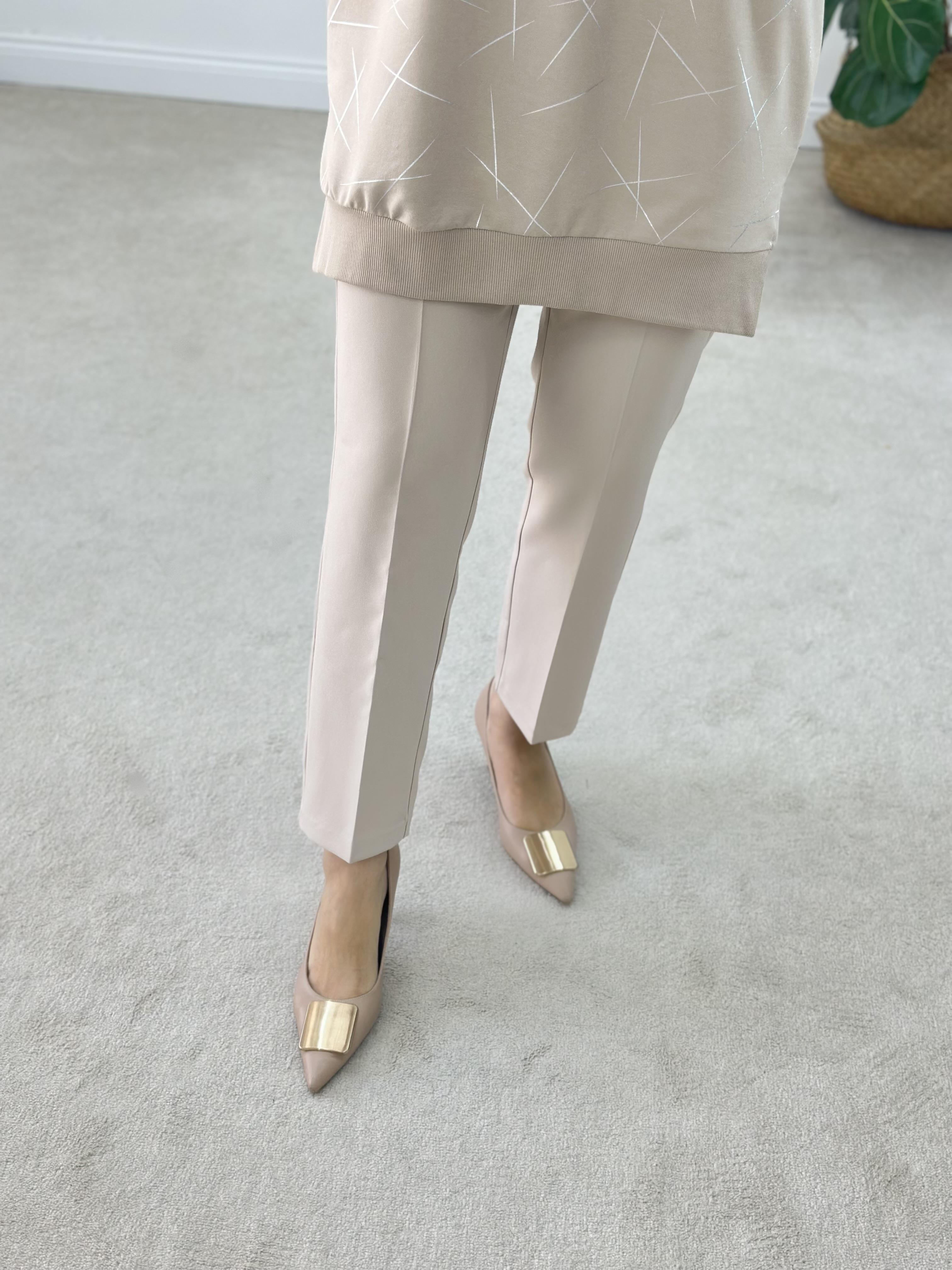 Beli Lastikli Bej Renk Dar Paça Pantolon