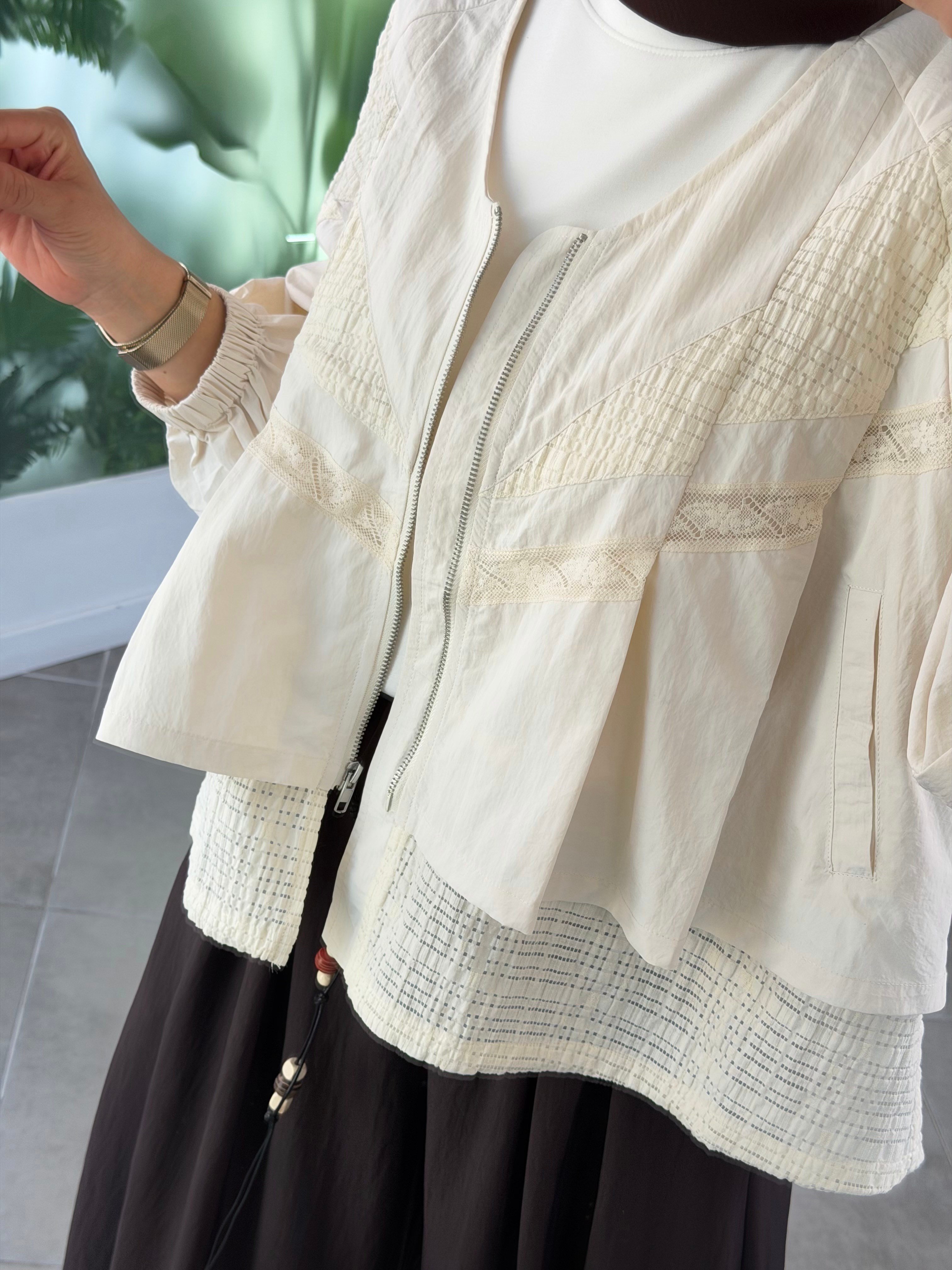 Beyaz Renk Dantel Detaylı Bomber Ceket