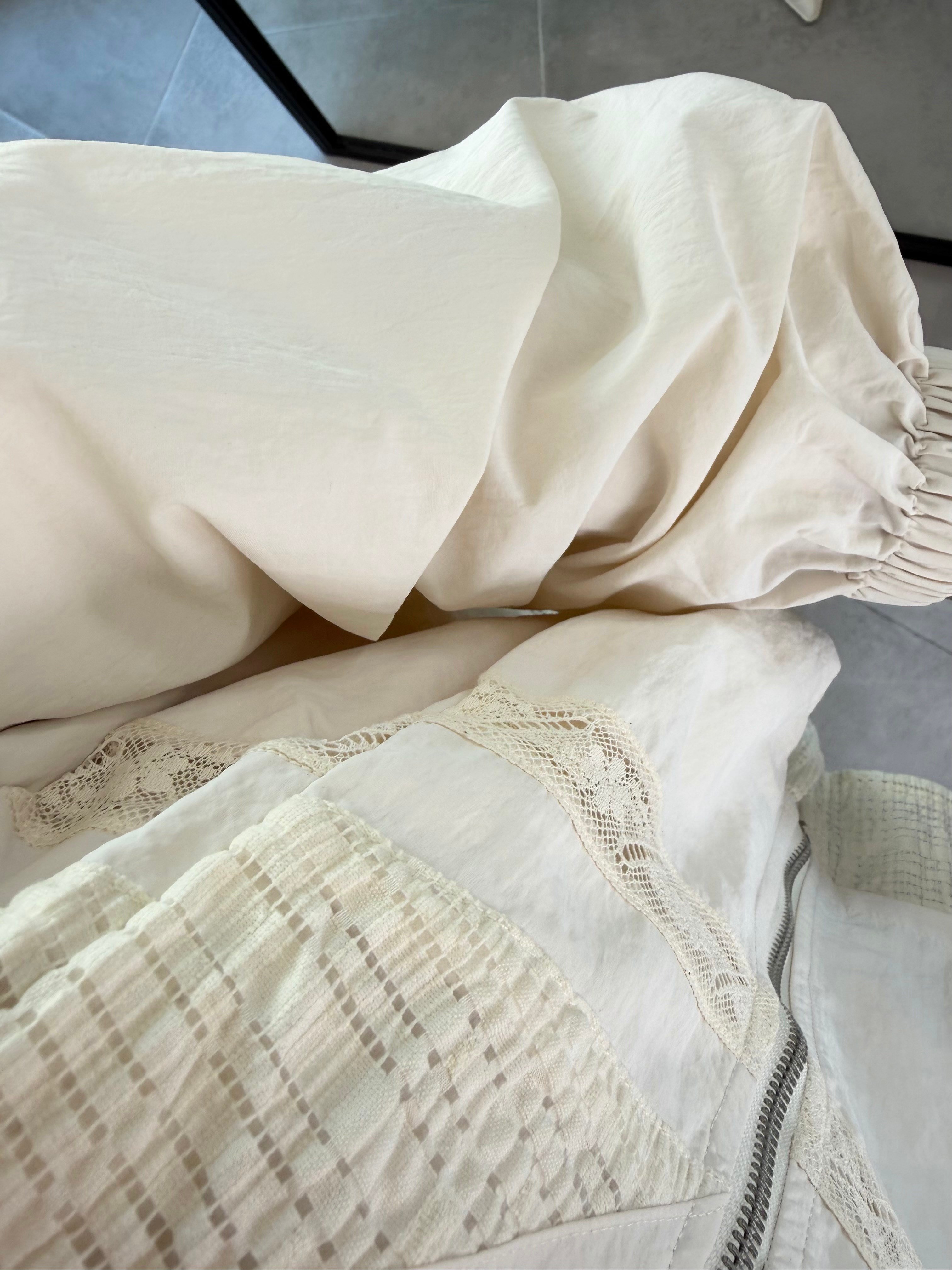 Beyaz Renk Dantel Detaylı Bomber Ceket