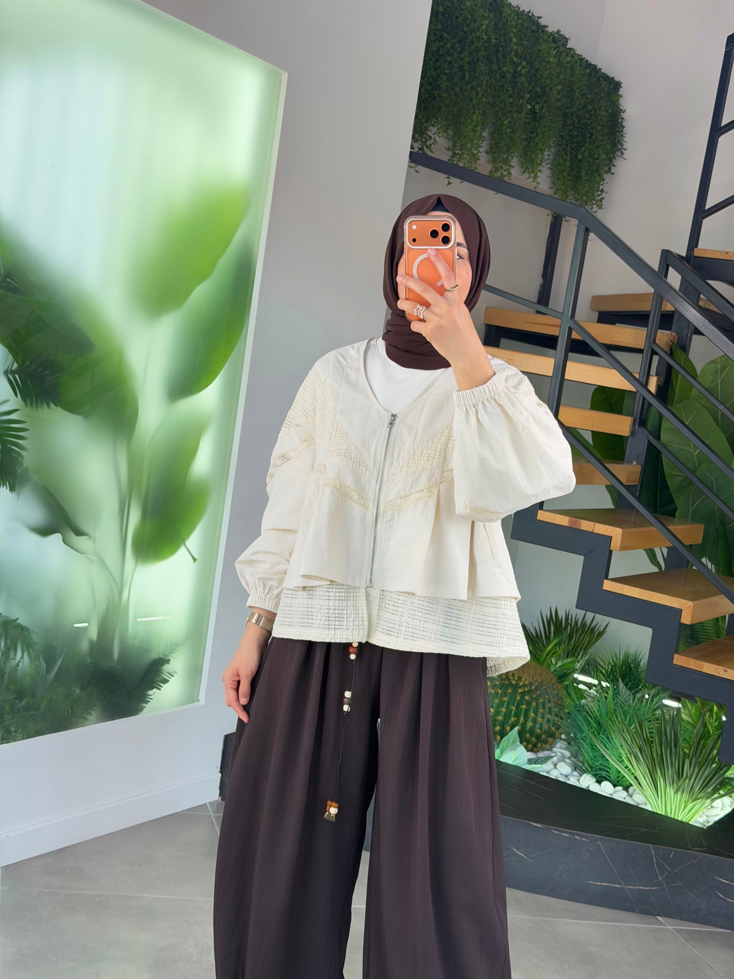 Beyaz Renk Dantel Detaylı Bomber Ceket