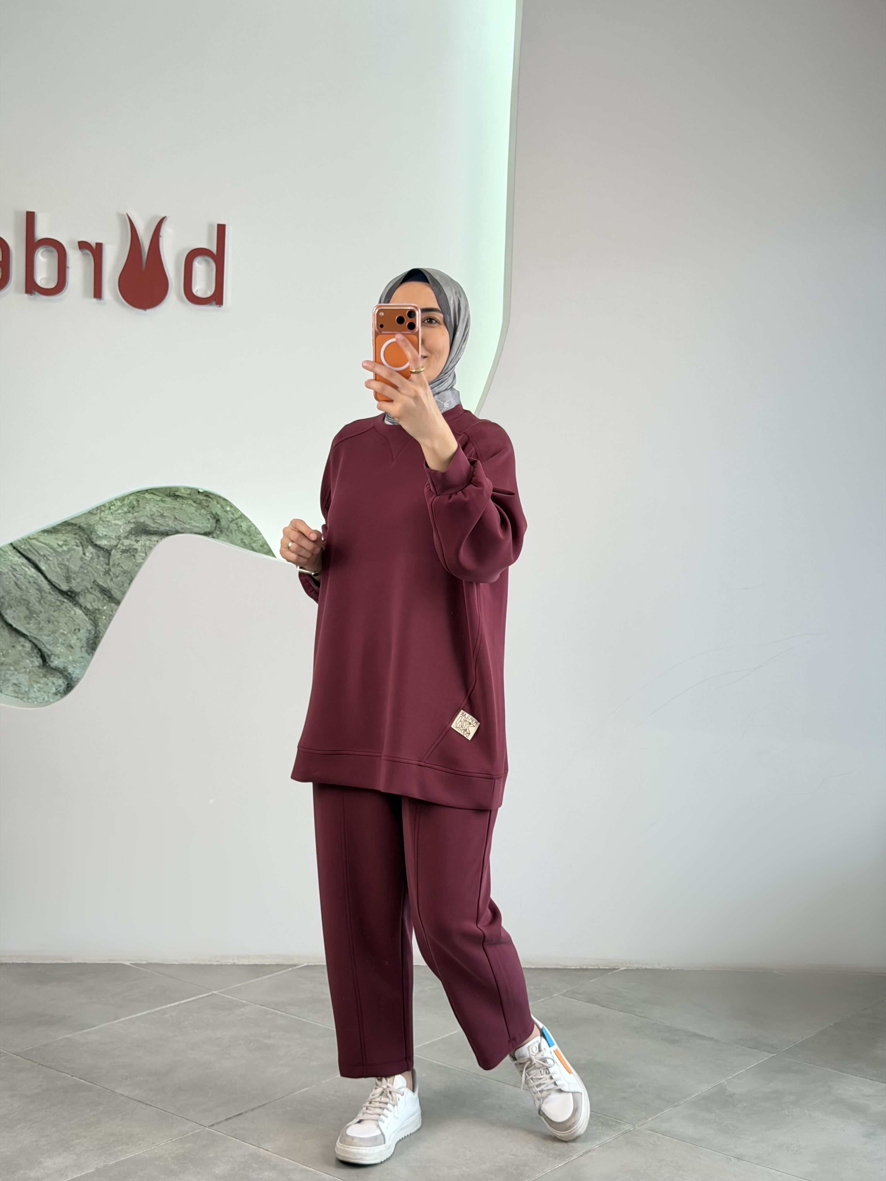 Bordo Renk Kesik Ve Etiket Detaylı Takım
