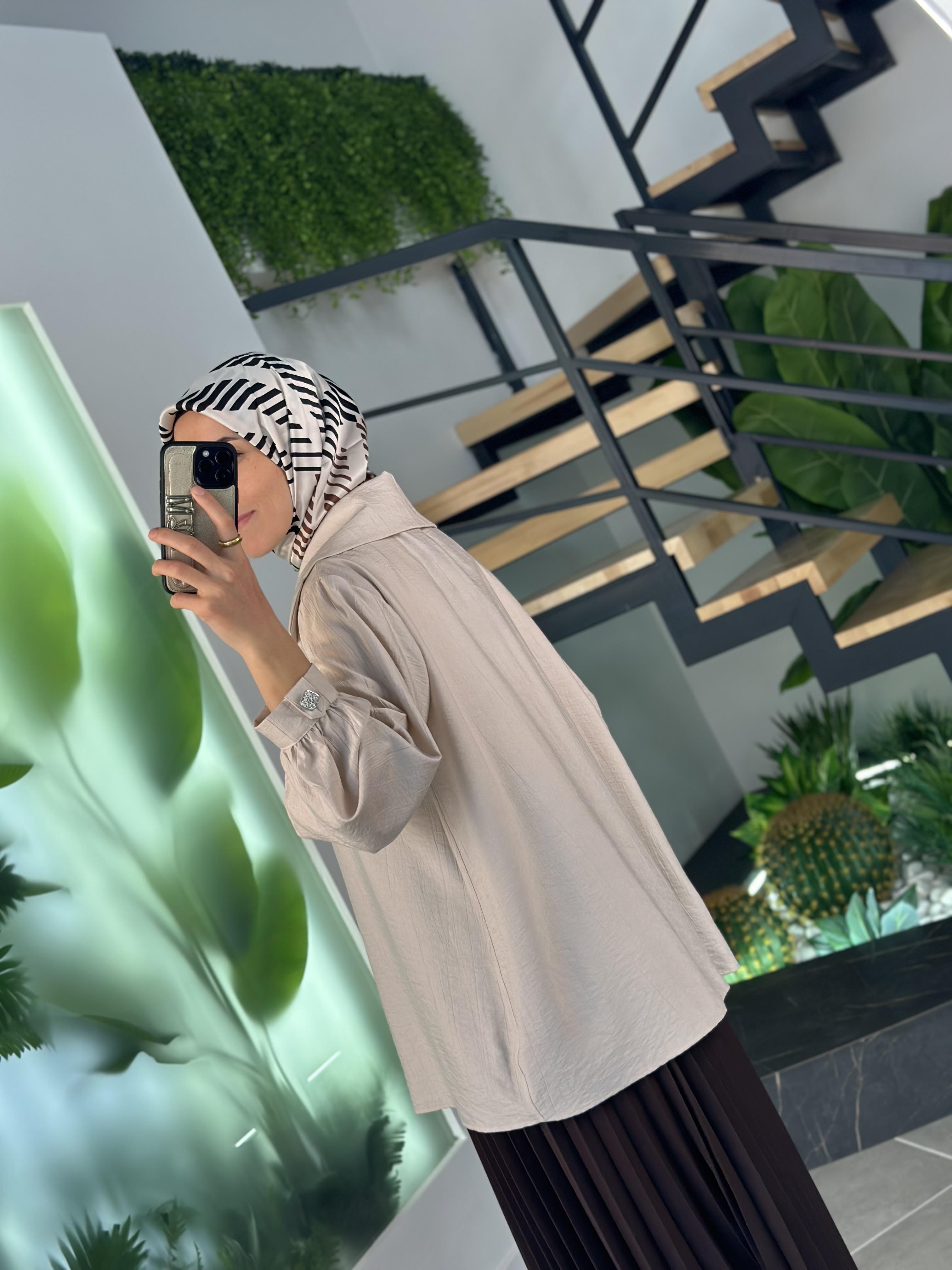 Devirme Yakalı Yapıştırma Taşlı Taş Renk Kadın Tunik