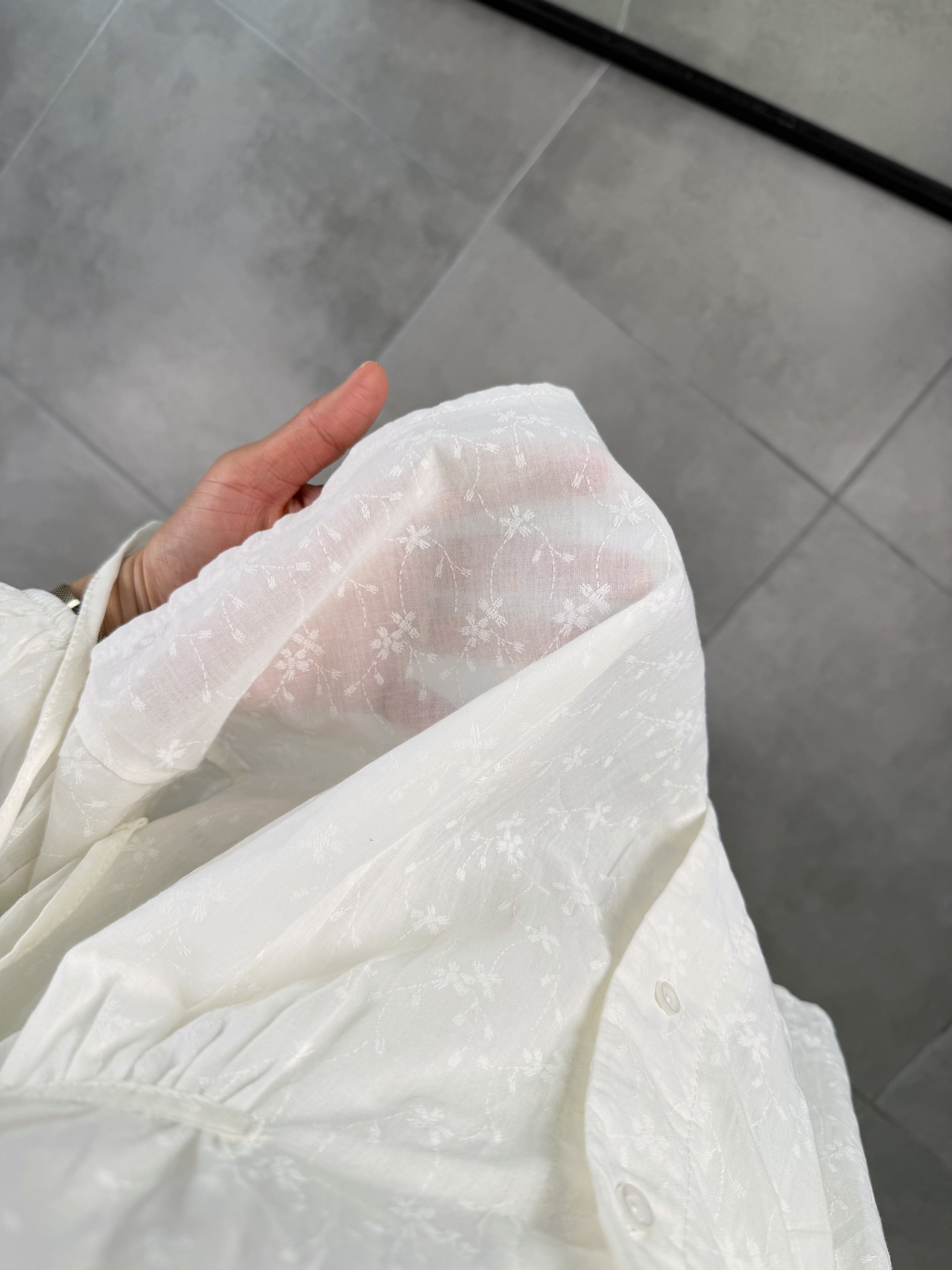 Ekru Renk Belden Bağcıklı Gömlek