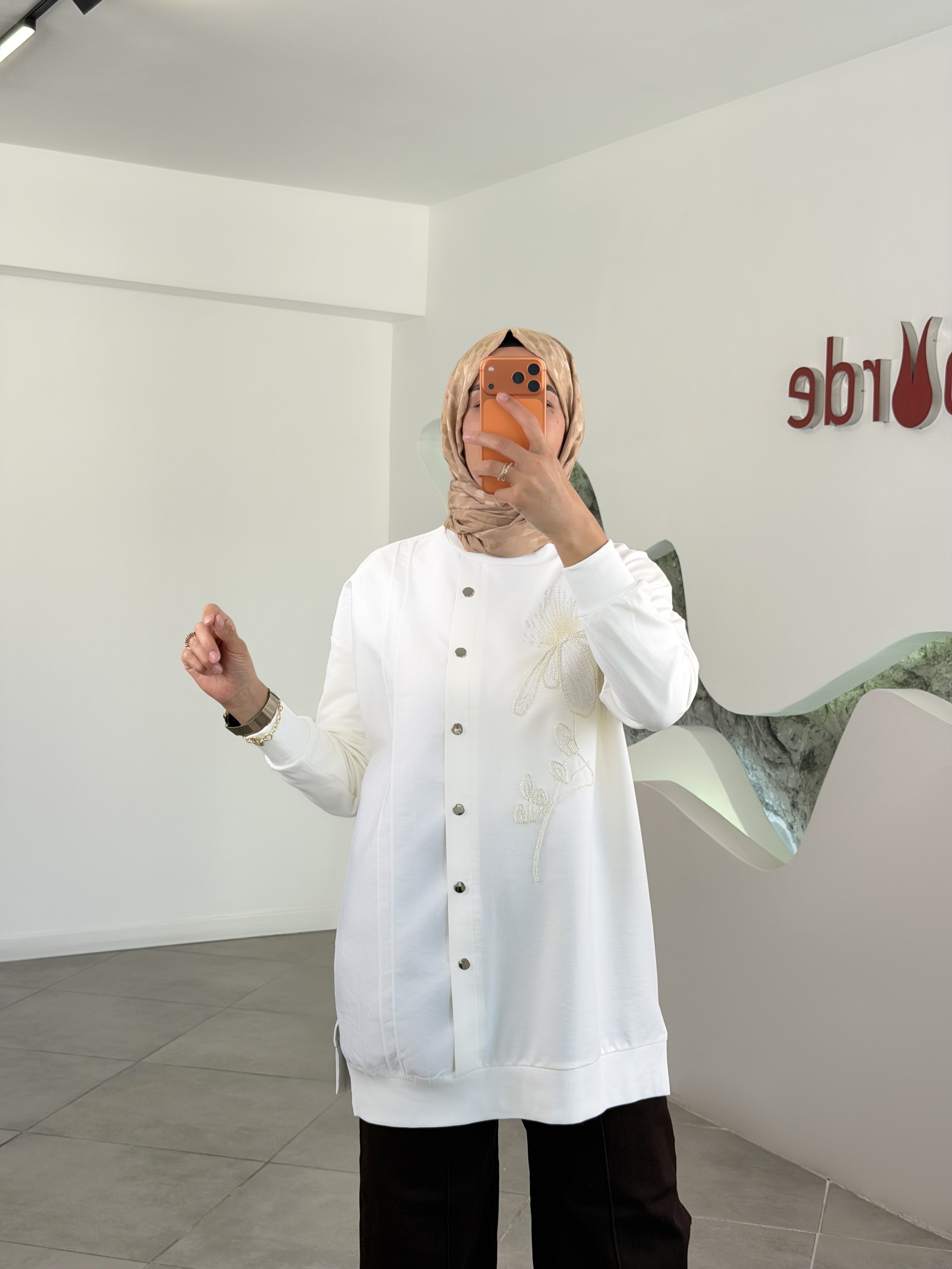 Ekru Renk Boncuk Ve Çıtçıt Detaylı Sweat