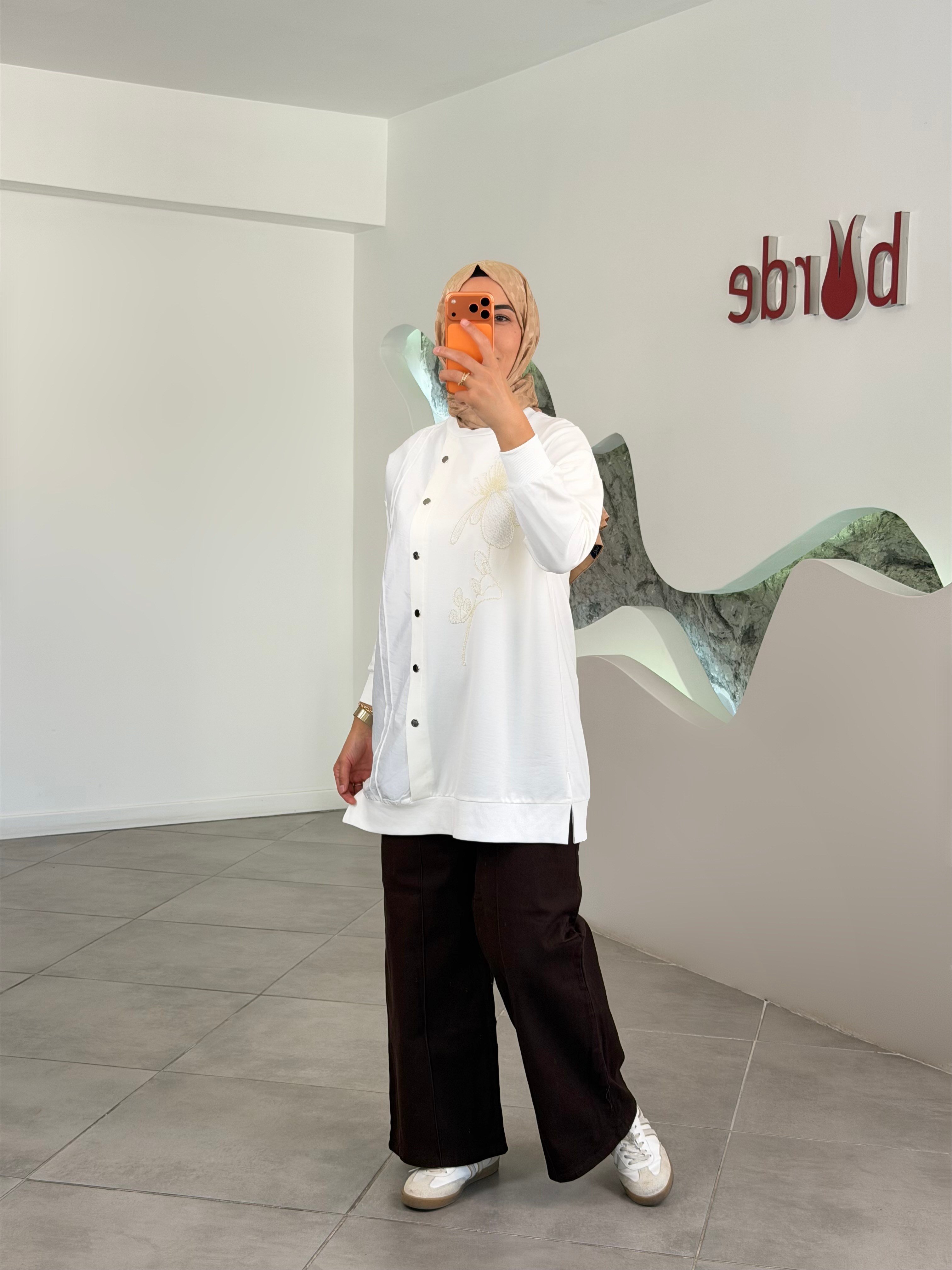 Ekru Renk Boncuk Ve Çıtçıt Detaylı Sweat