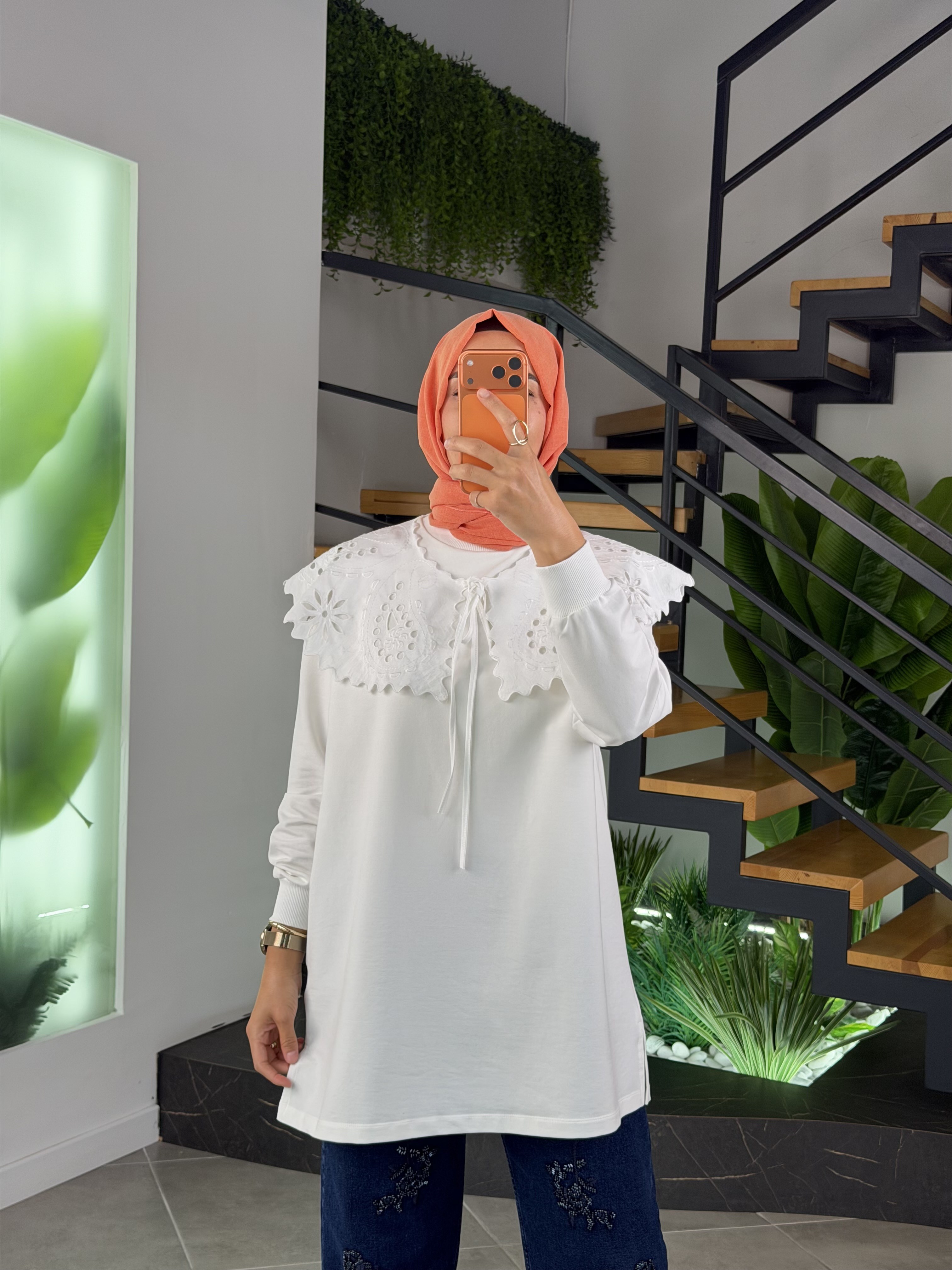 Ekru Renk Yakası Güpür Detaylı Tunik