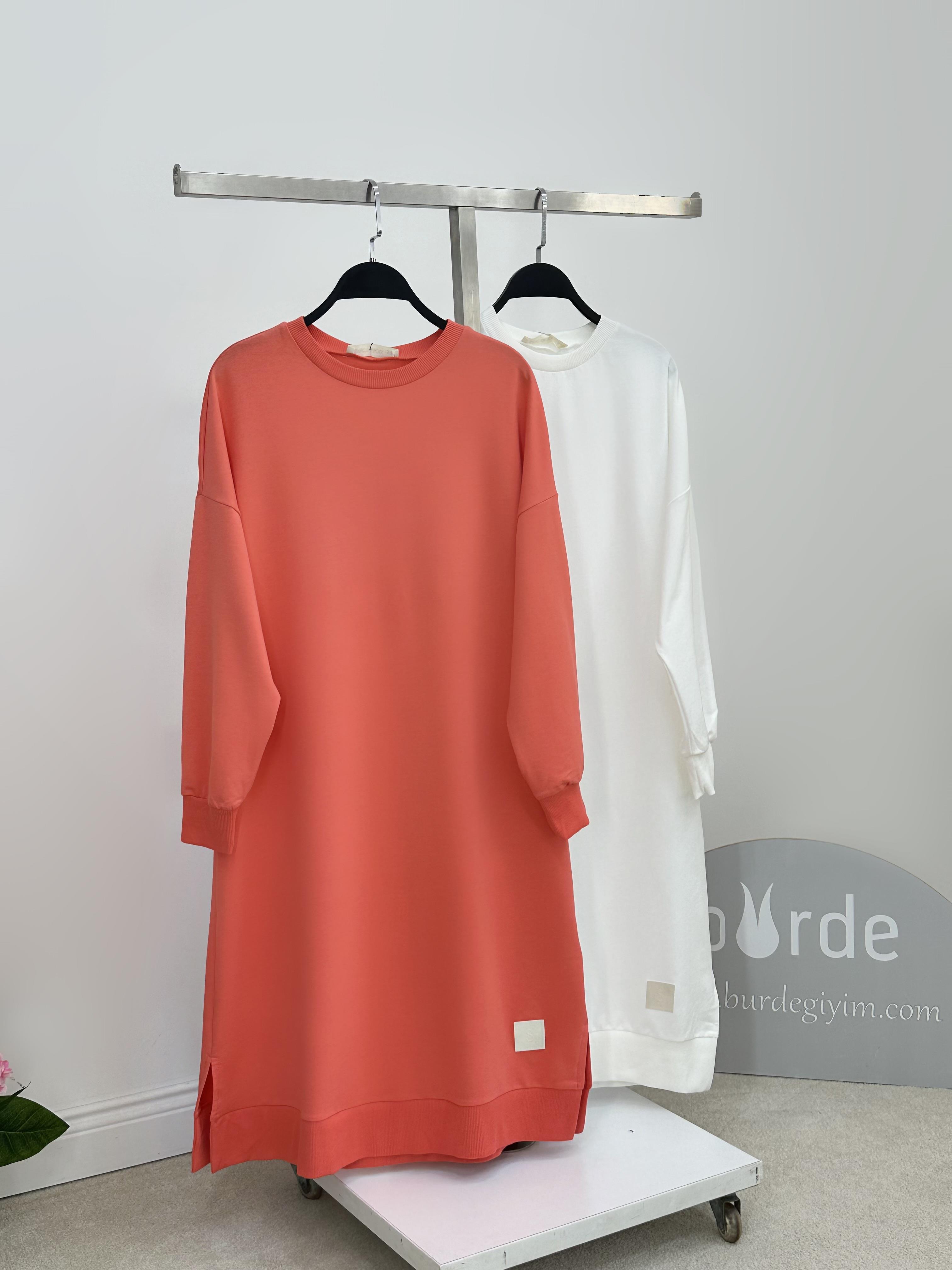 Etiket Baskılı Ekru Renk Uzun Basic Sweatshirt