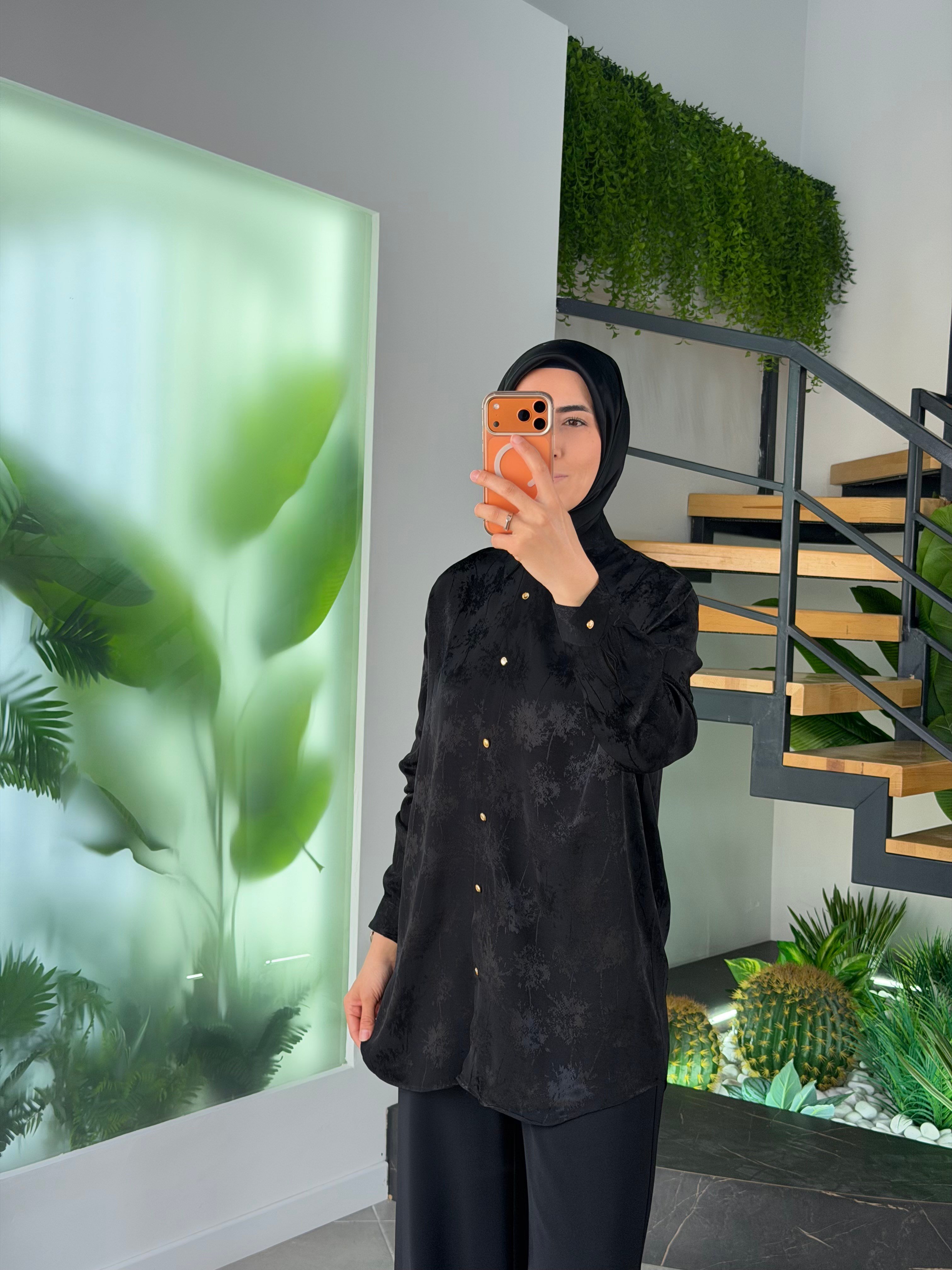 Siyah Renk Floral Desen Jakarlı Gömlek