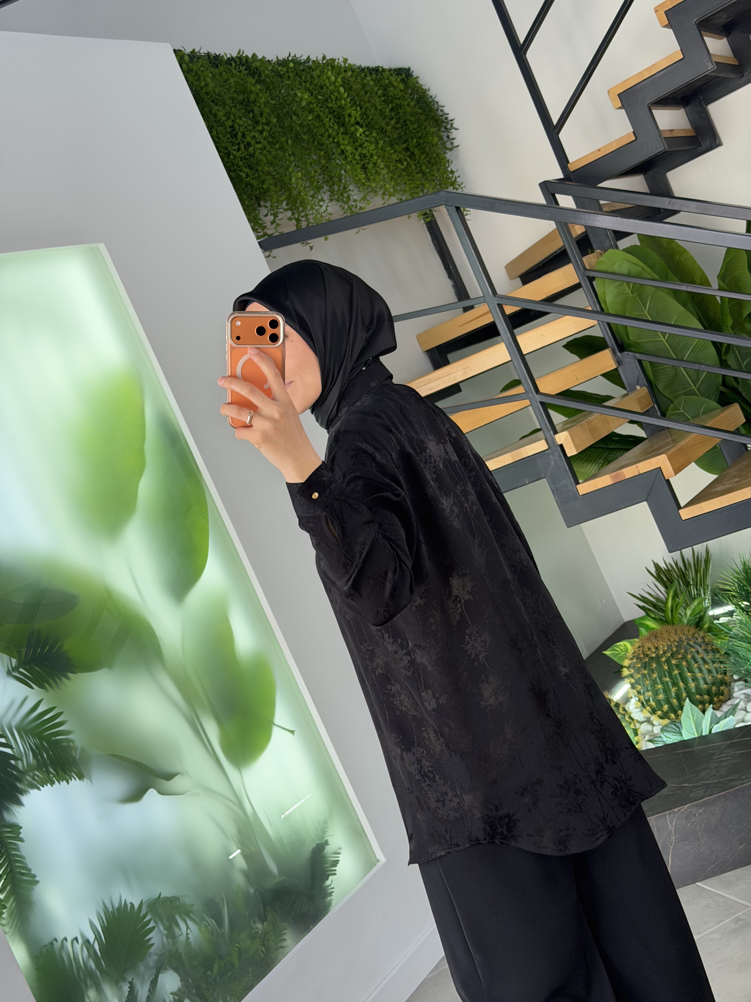 Siyah Renk Floral Desen Jakarlı Gömlek