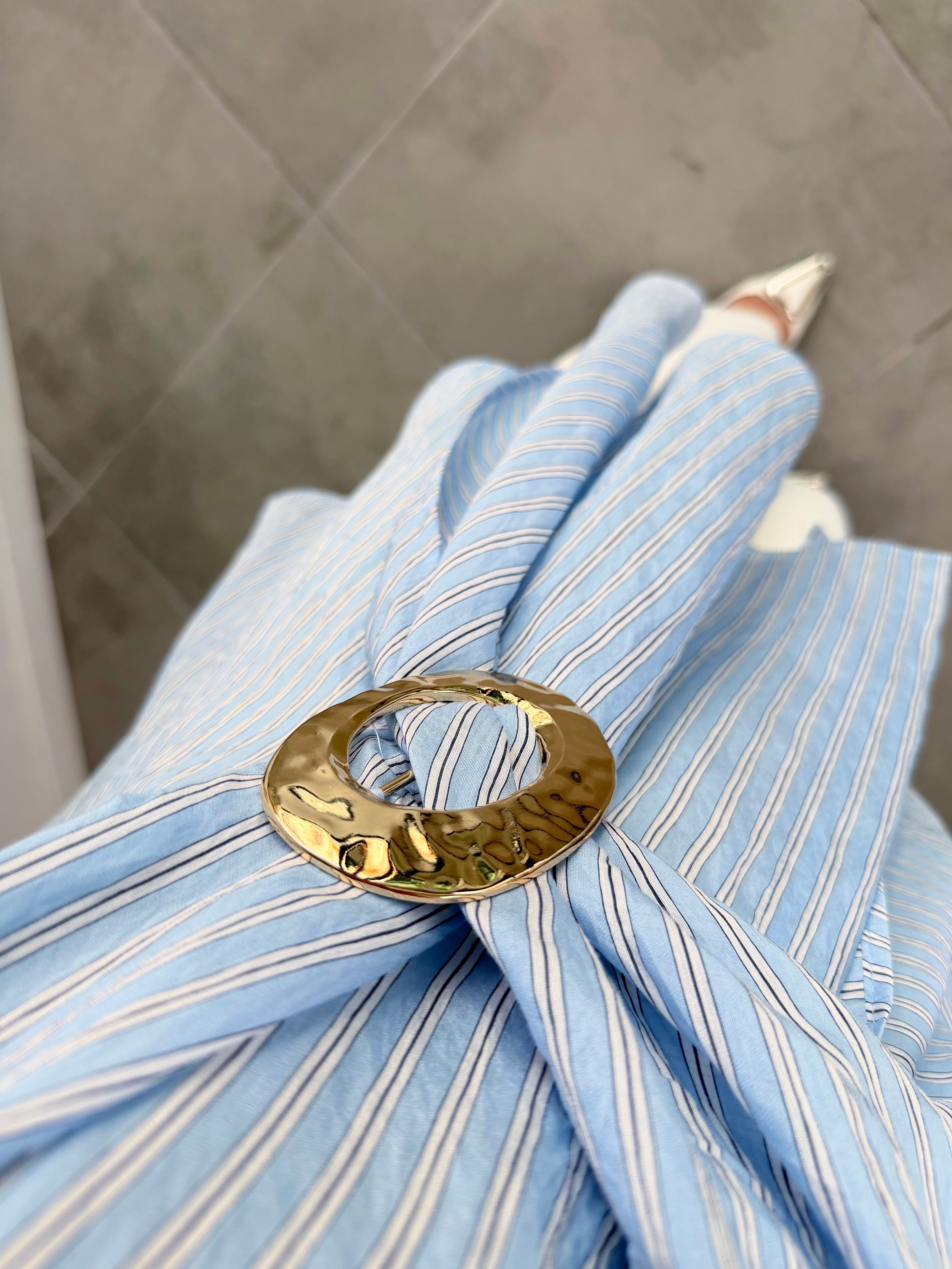 Mavi Renk Gold Tokalı Asimetrik Gömlek