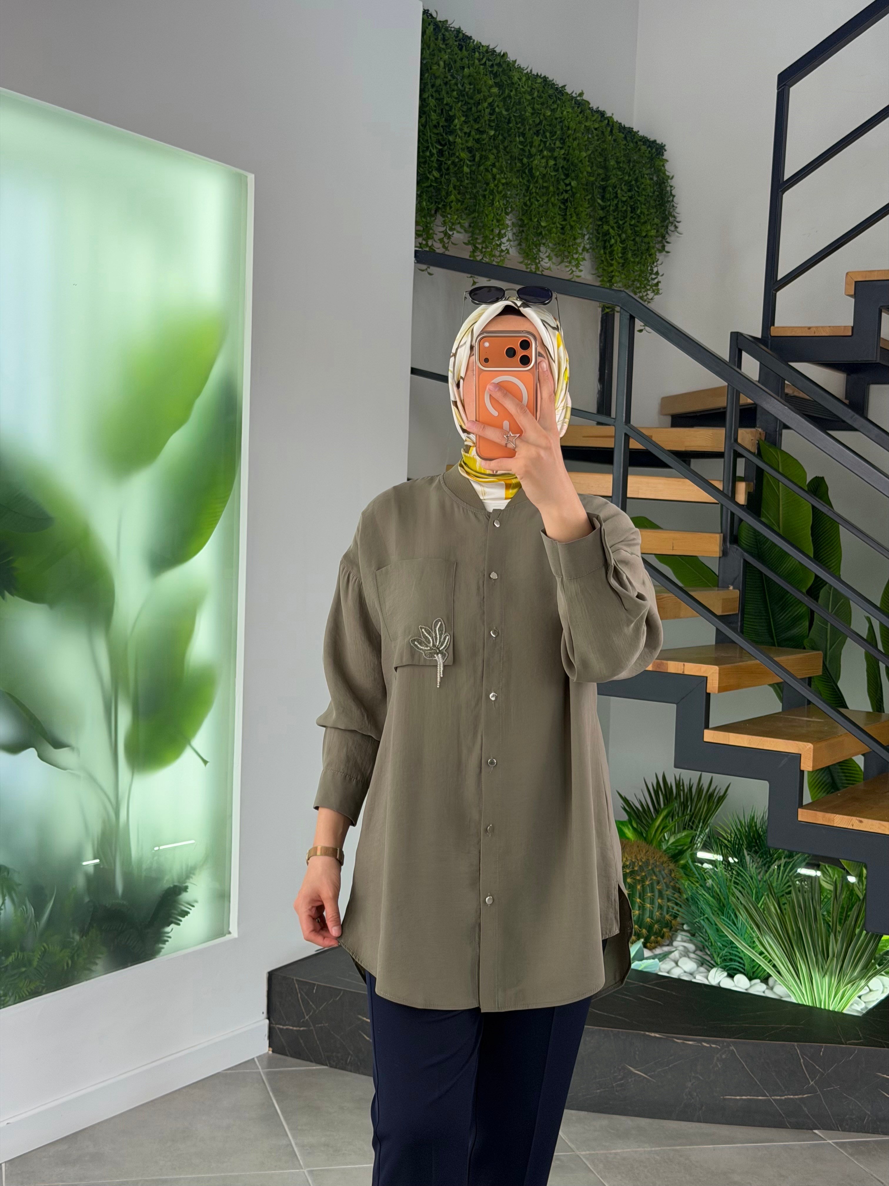 Haki Renk Cebi Broş Detaylı Gömlek