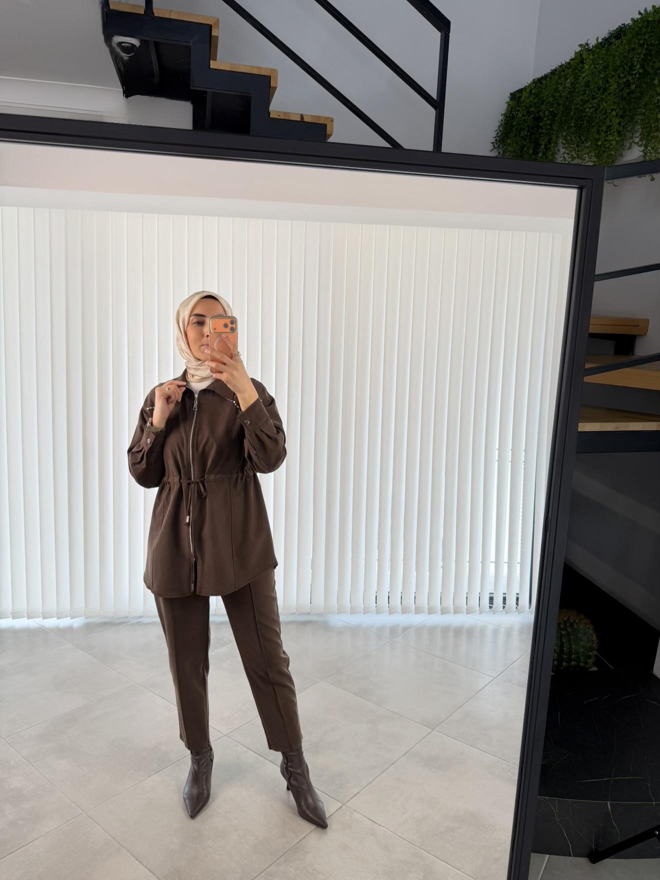Kahve Renk Zımba Detaylı Ceketi Fermuarlı Pantolonlu Takım