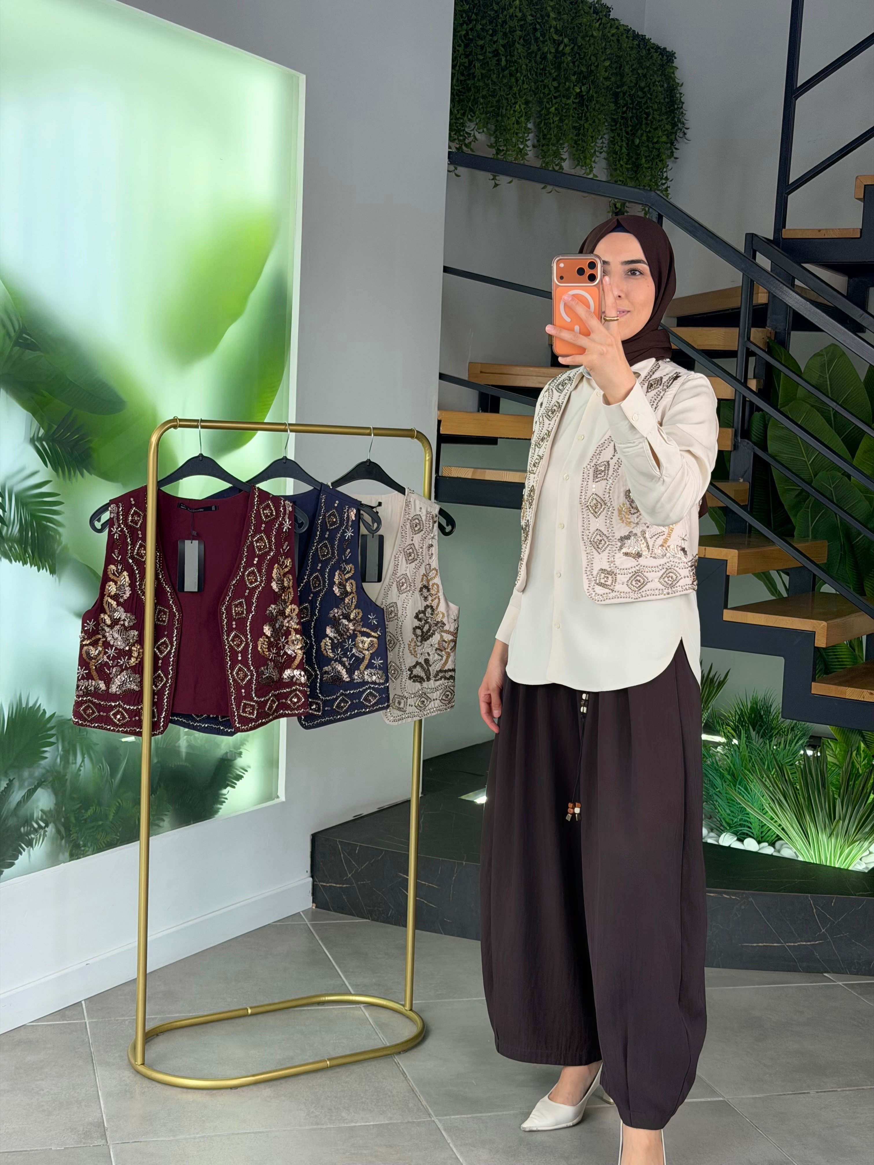 Lacivert Renk Boncuk Ve Pulet İşlemeli Yelek