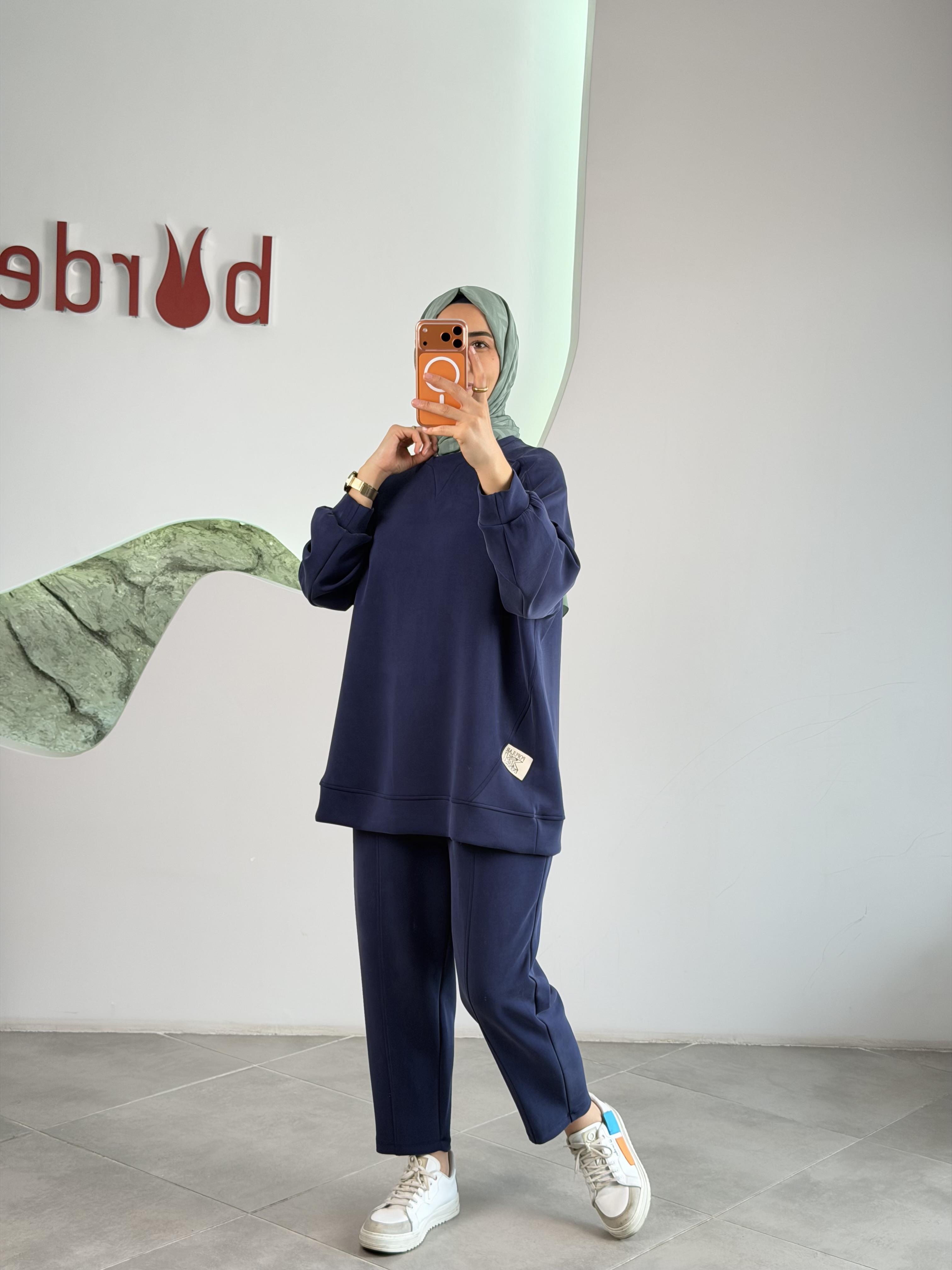 Lacivert Renk Kesik Ve Etiket Detaylı Takım