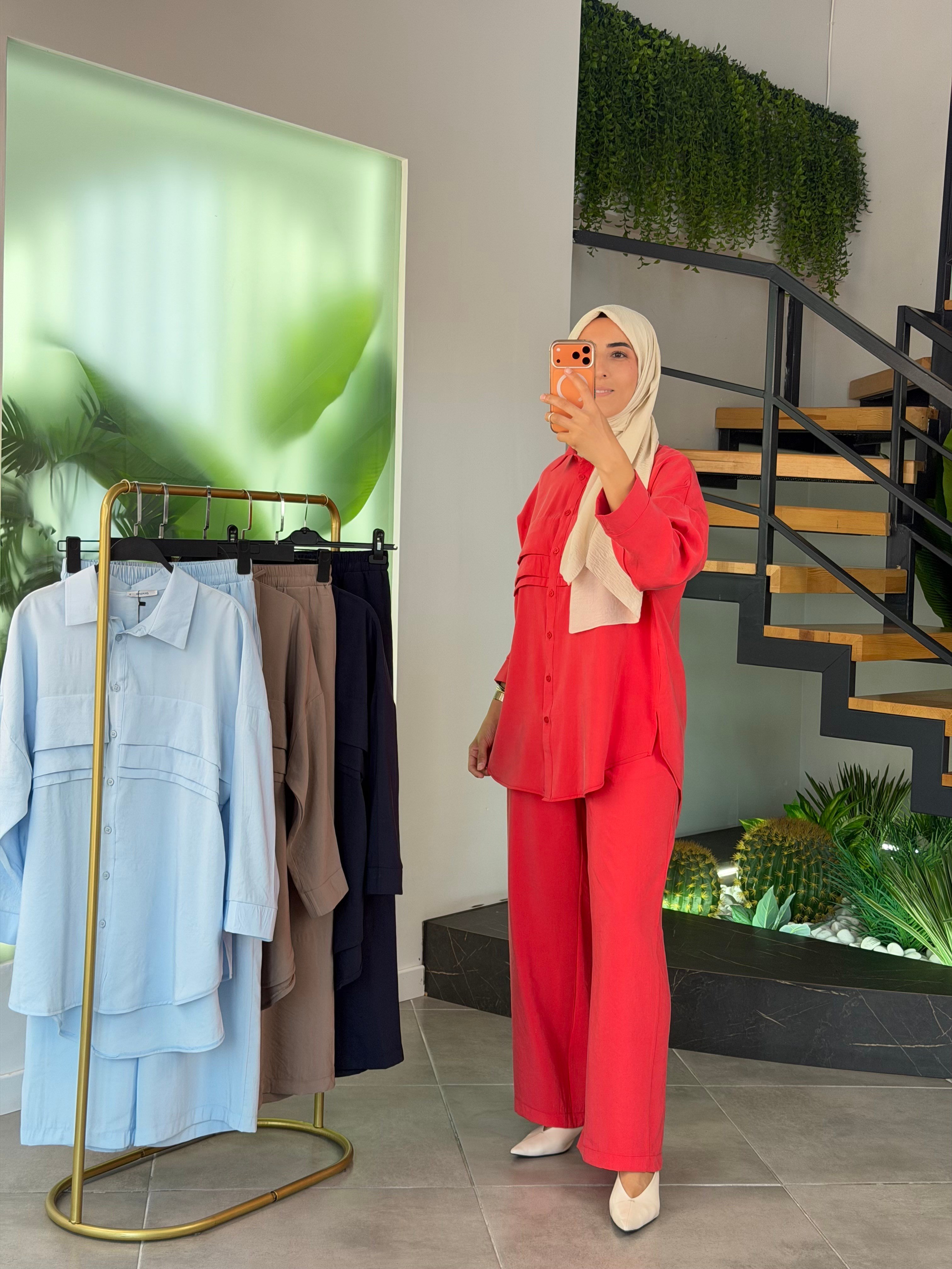 Mercan Renk Nervür Detaylı Pantolonlu Takım