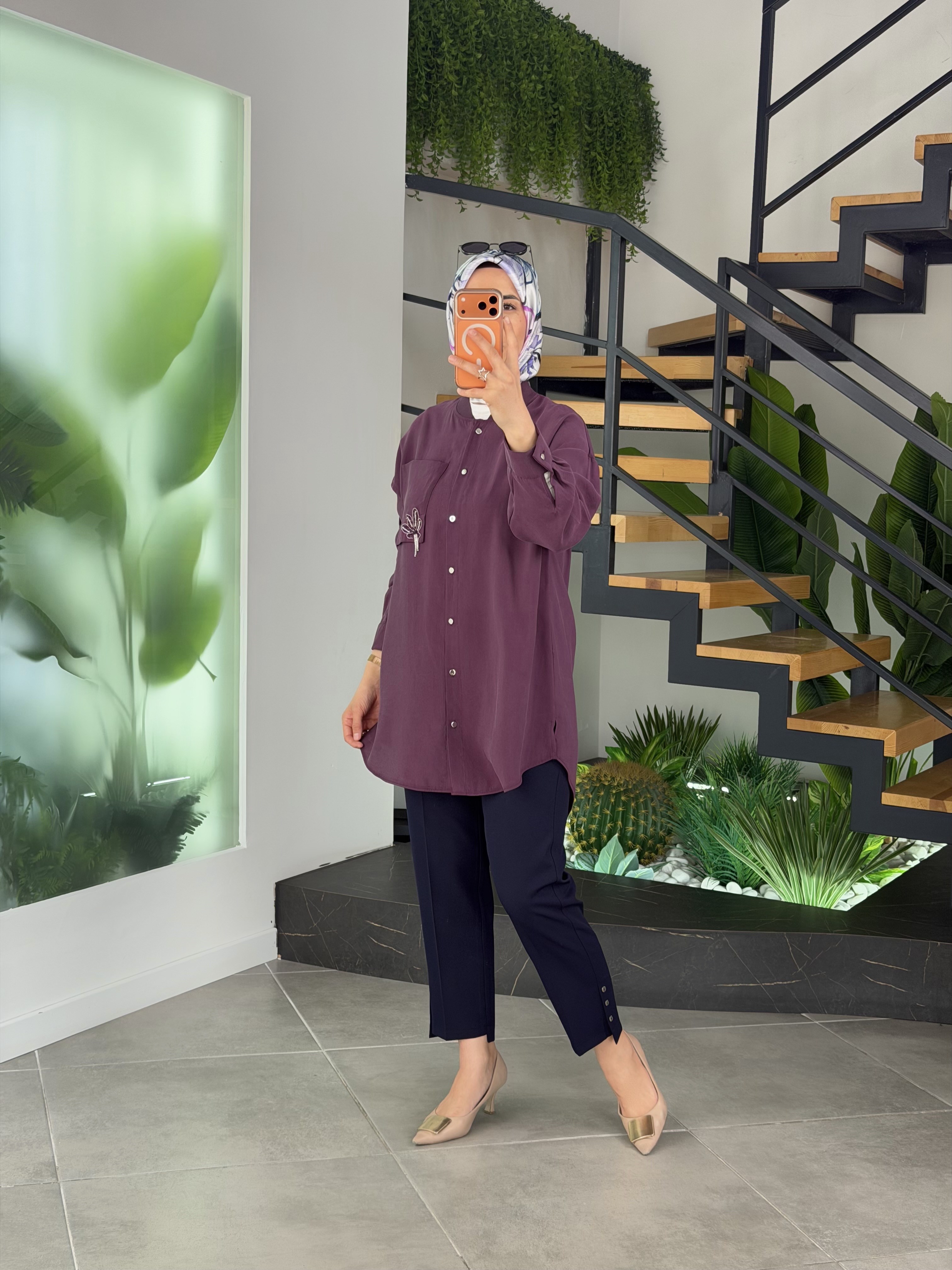 Mürdüm Renk Cebi Broş Detaylı Gömlek