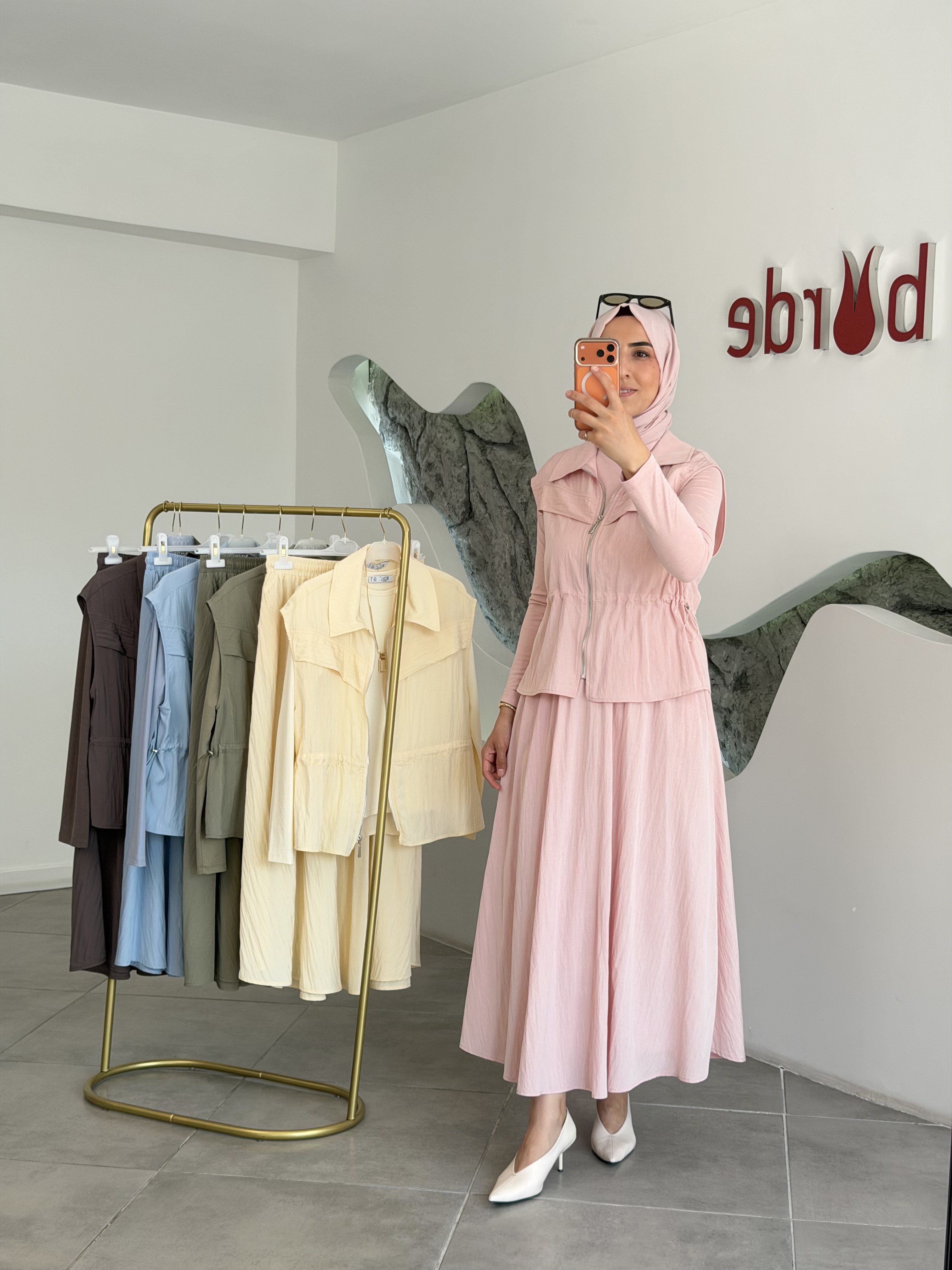 Pudra Renk Aller Detaylı Yelekli Üçlü Takım