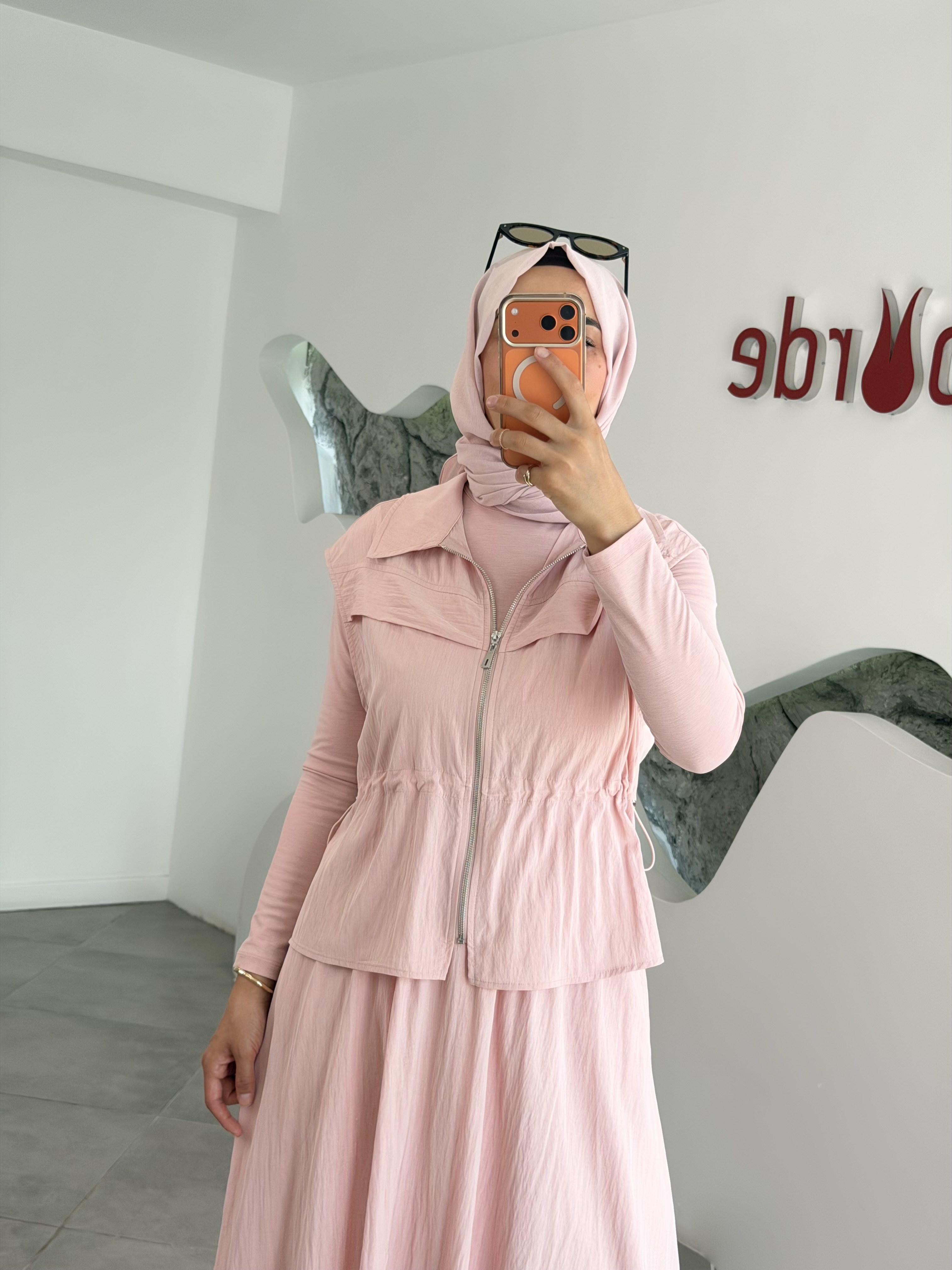 Pudra Renk Aller Detaylı Yelekli Üçlü Takım