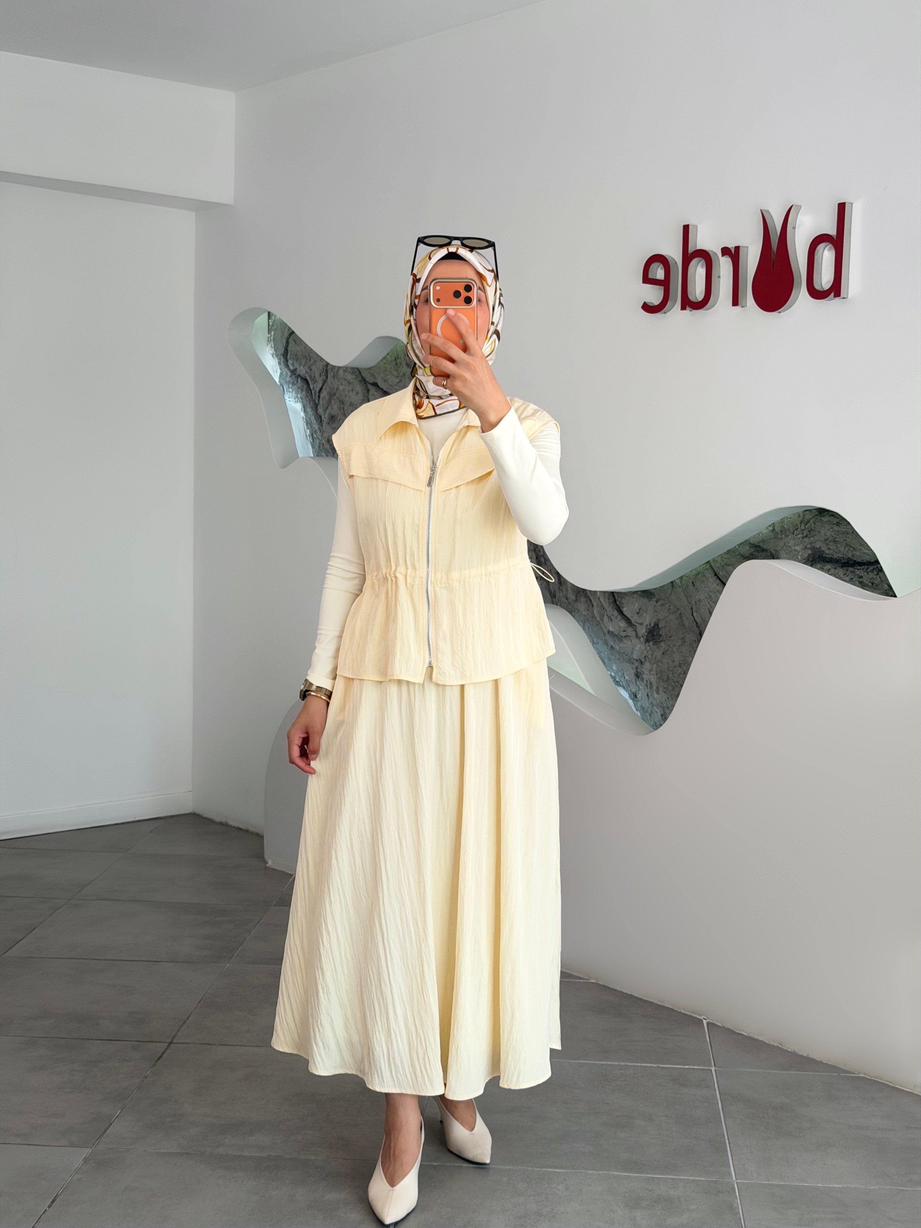 Sarı Renk Aller Detaylı Yelekli Üçlü Takım