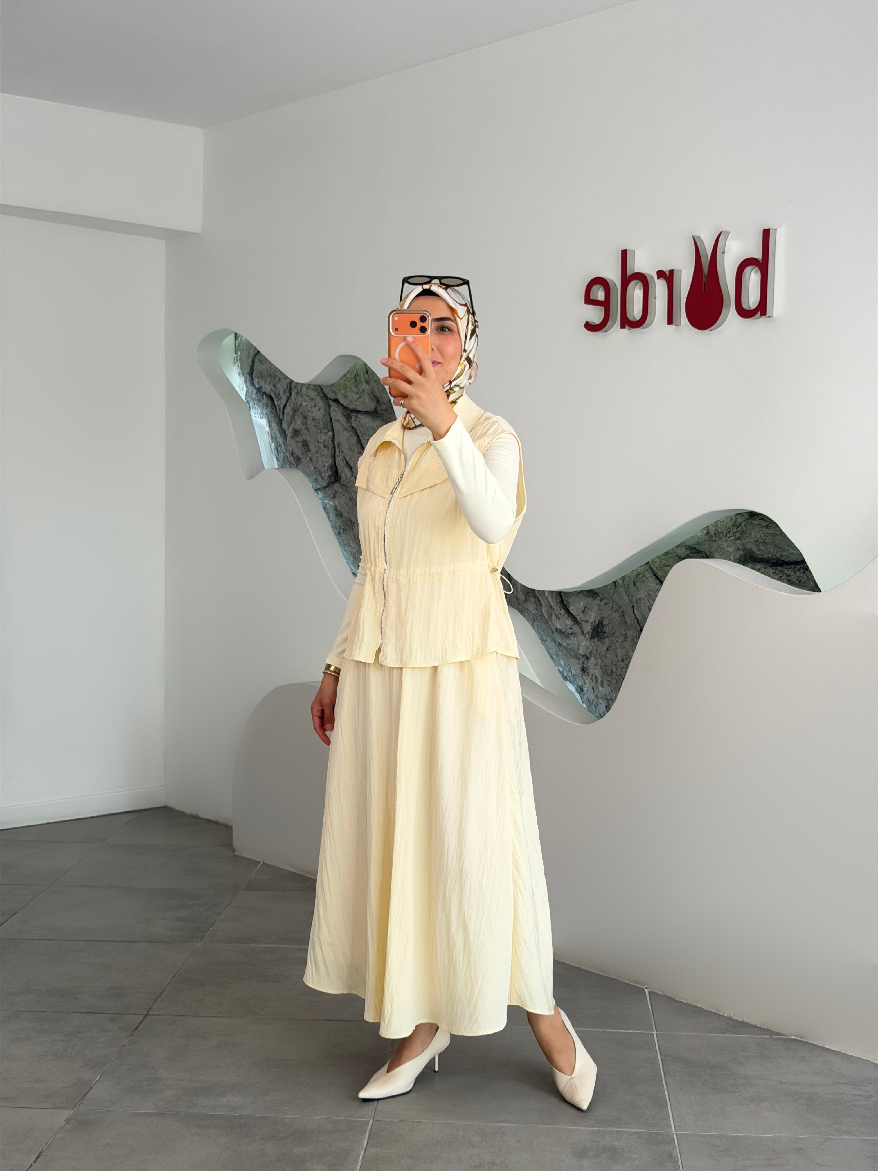 Sarı Renk Aller Detaylı Yelekli Üçlü Takım