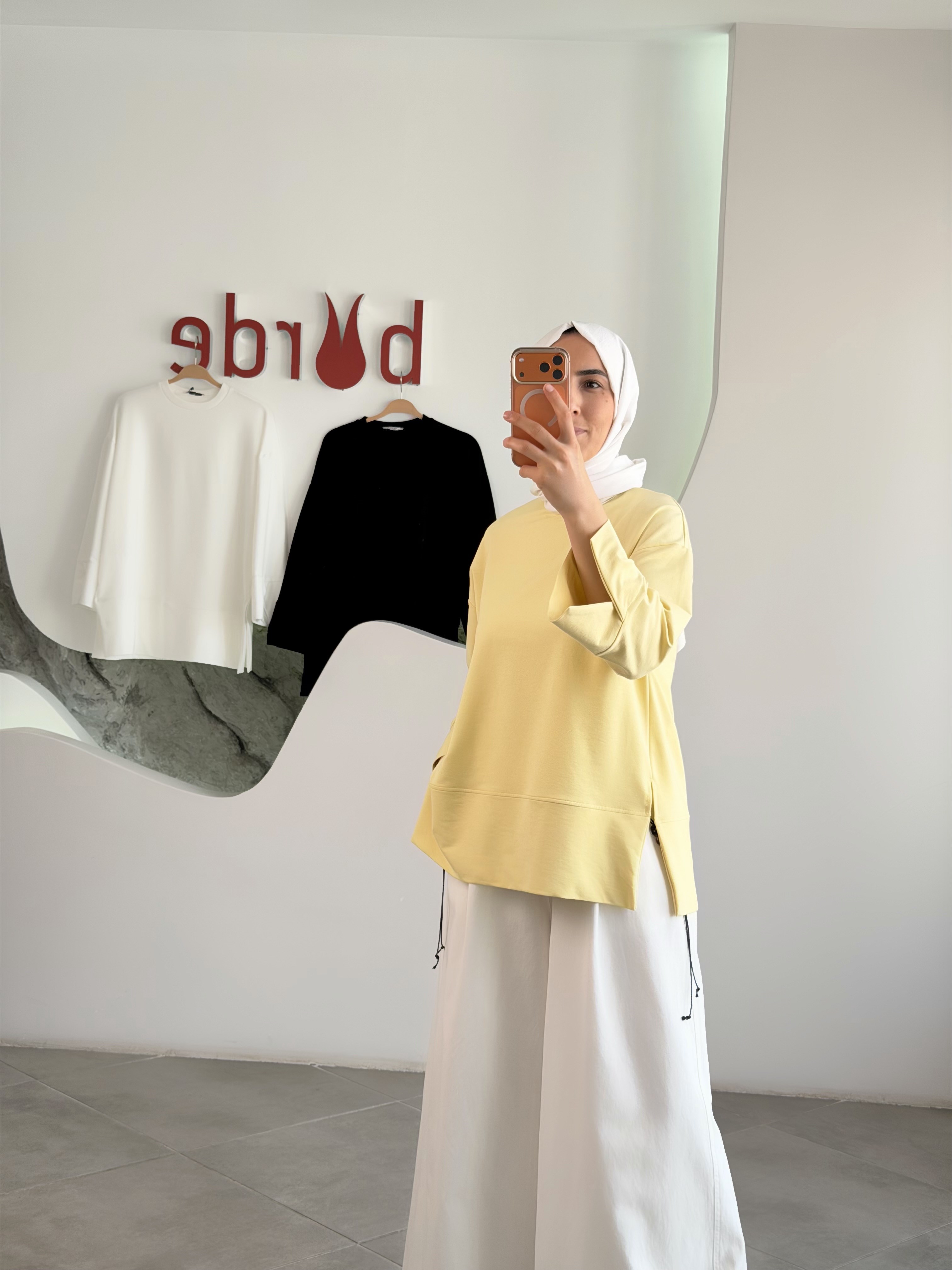 Sarı Renk Yandan Yırtmaçlı Basıc Sweatshirt