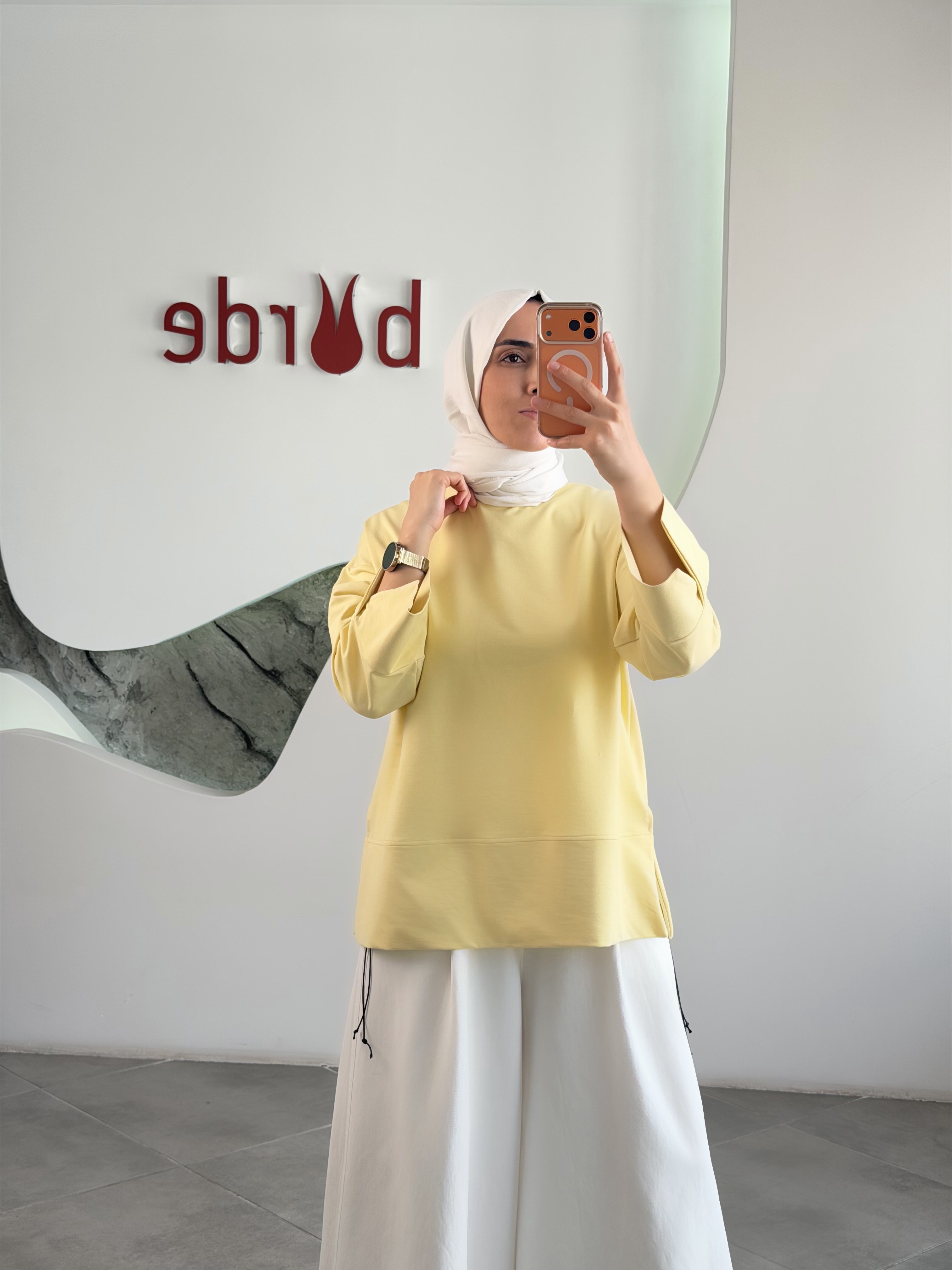 Sarı Renk Yandan Yırtmaçlı Basıc Sweatshirt