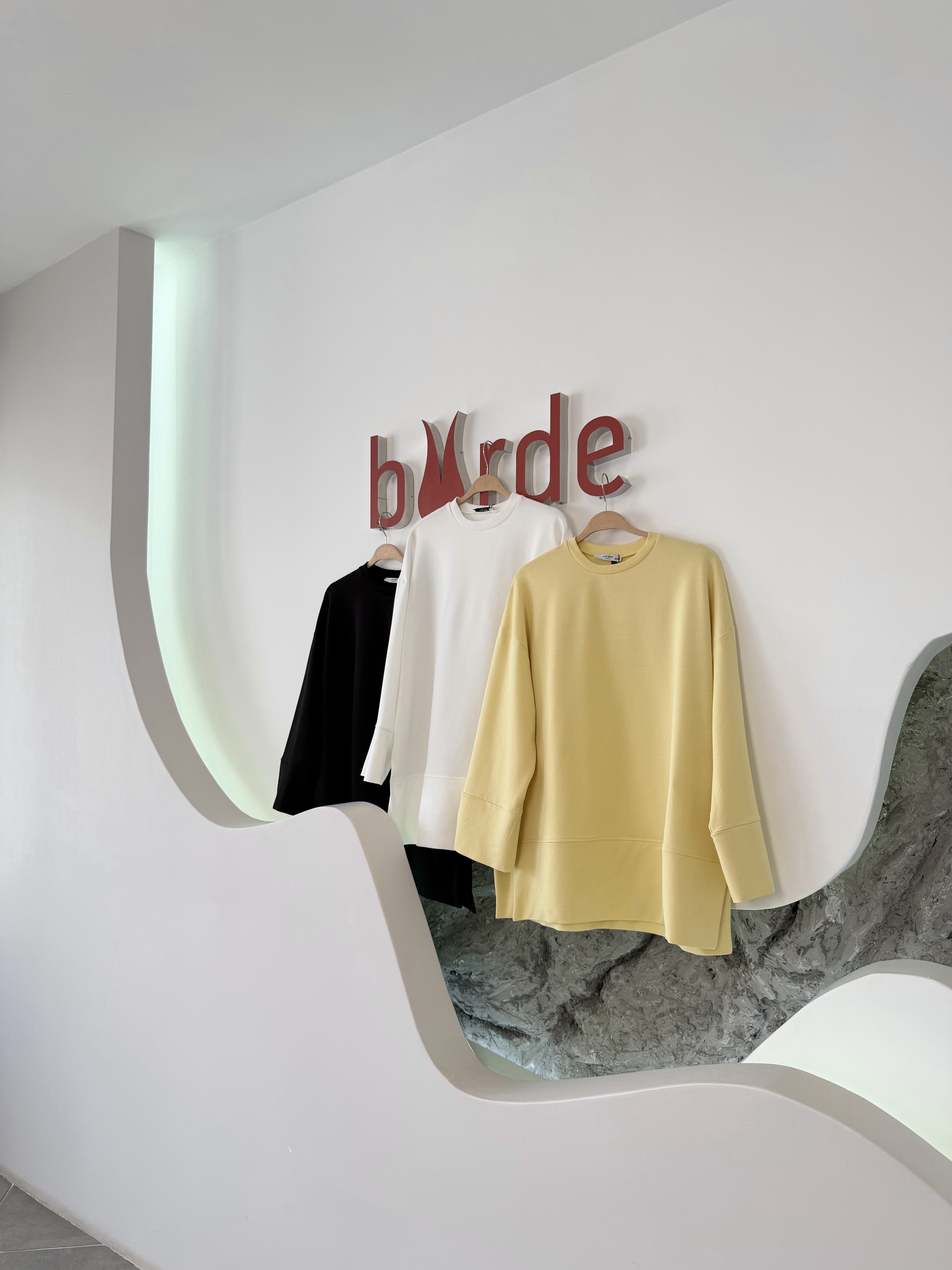 Sarı Renk Yandan Yırtmaçlı Basıc Sweatshirt