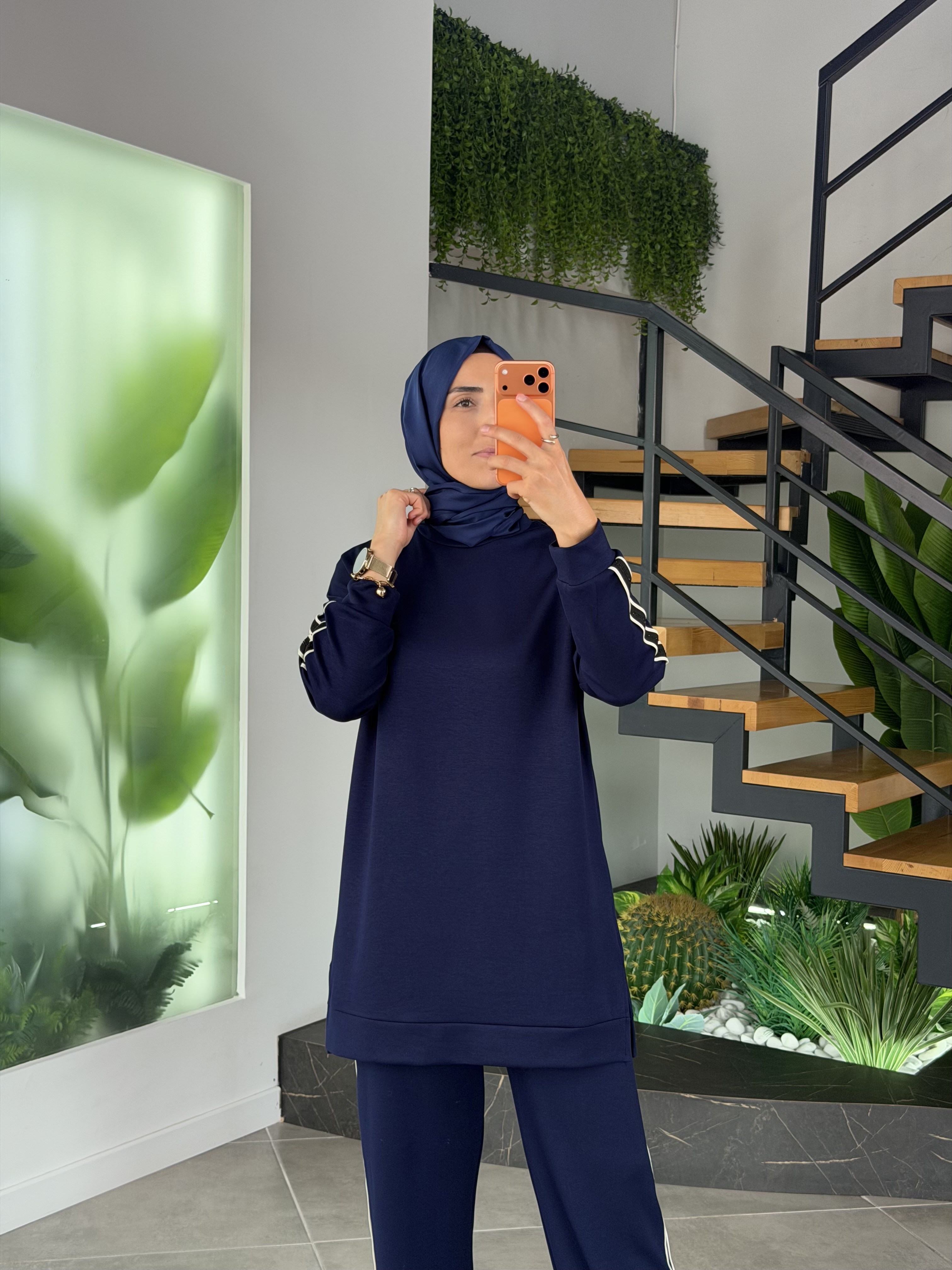 Lacivert Renk Şerit Ve Çakma Taş Detaylı Takım